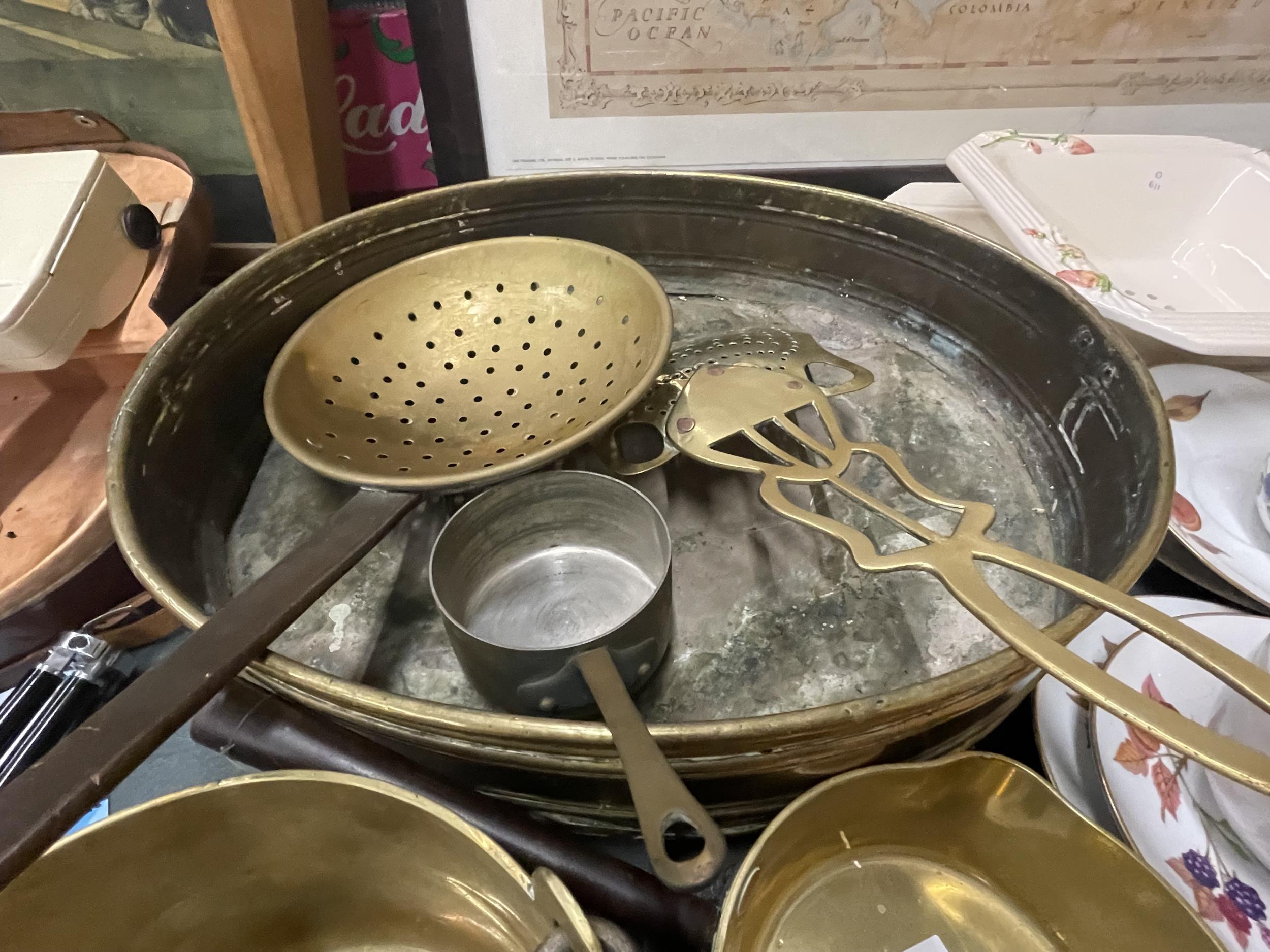 A QUANTITY OF BRASS ITEMS TO INCLUDE A LARGE BOWL, PANS, A SKILLET, COLANDER AND THERMOMETER - Image 2 of 3