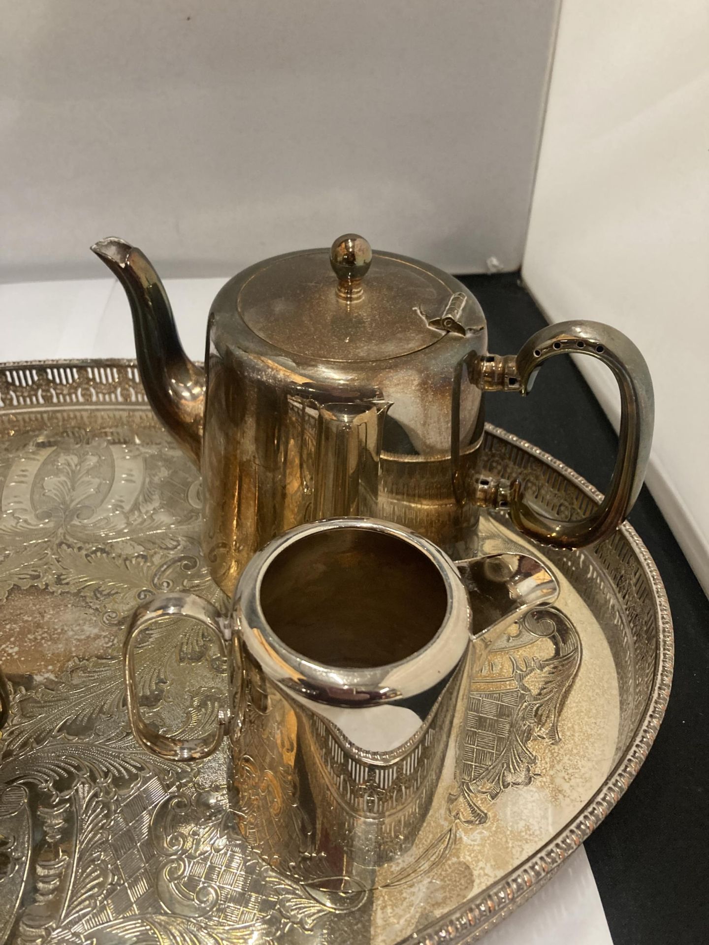 A SILVER PLATED GALLERY TRAY PLUS 'HASTINGS PLATE' COFFEE AND TEAPOT, CREAM JUG AND SUGAR BOWL - Image 3 of 4