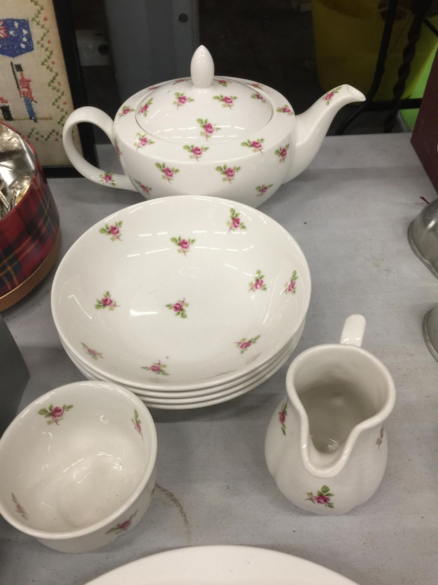 A QUANTITY OF CHINA TEAWARE TO INCLUDE PLATES, BOWLS, A TEAPOT, CREAM JUG AND SUGAR BOWL - Image 2 of 3