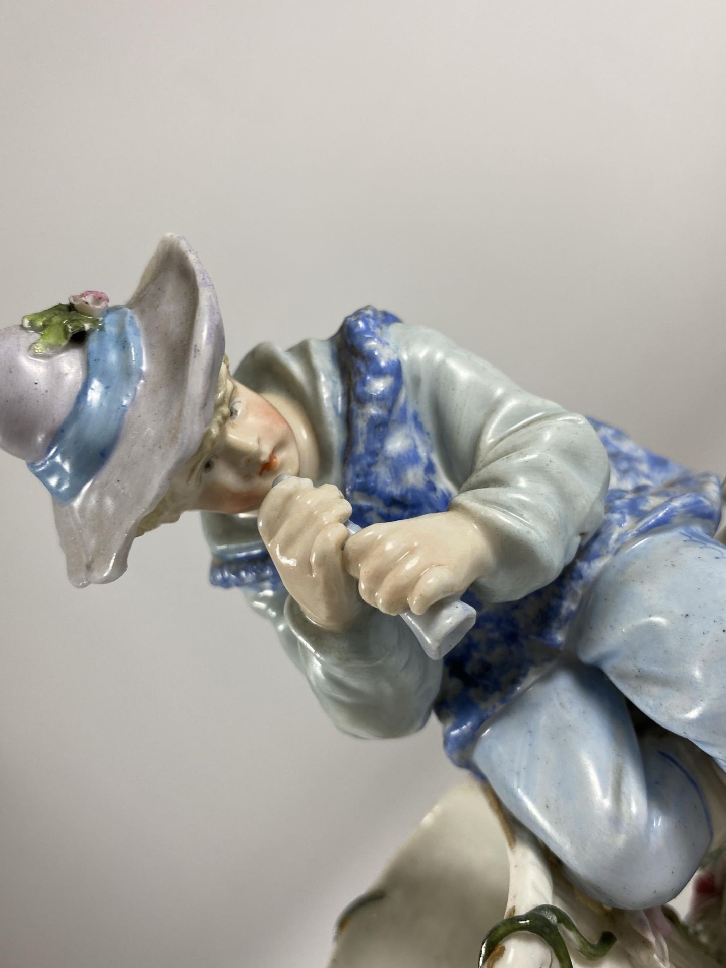 A CONTINENTAL PORCELAIN FIGURE OF A FLUTE PLAYER, BLUE SIGNED MARK TO BASE - Image 2 of 3