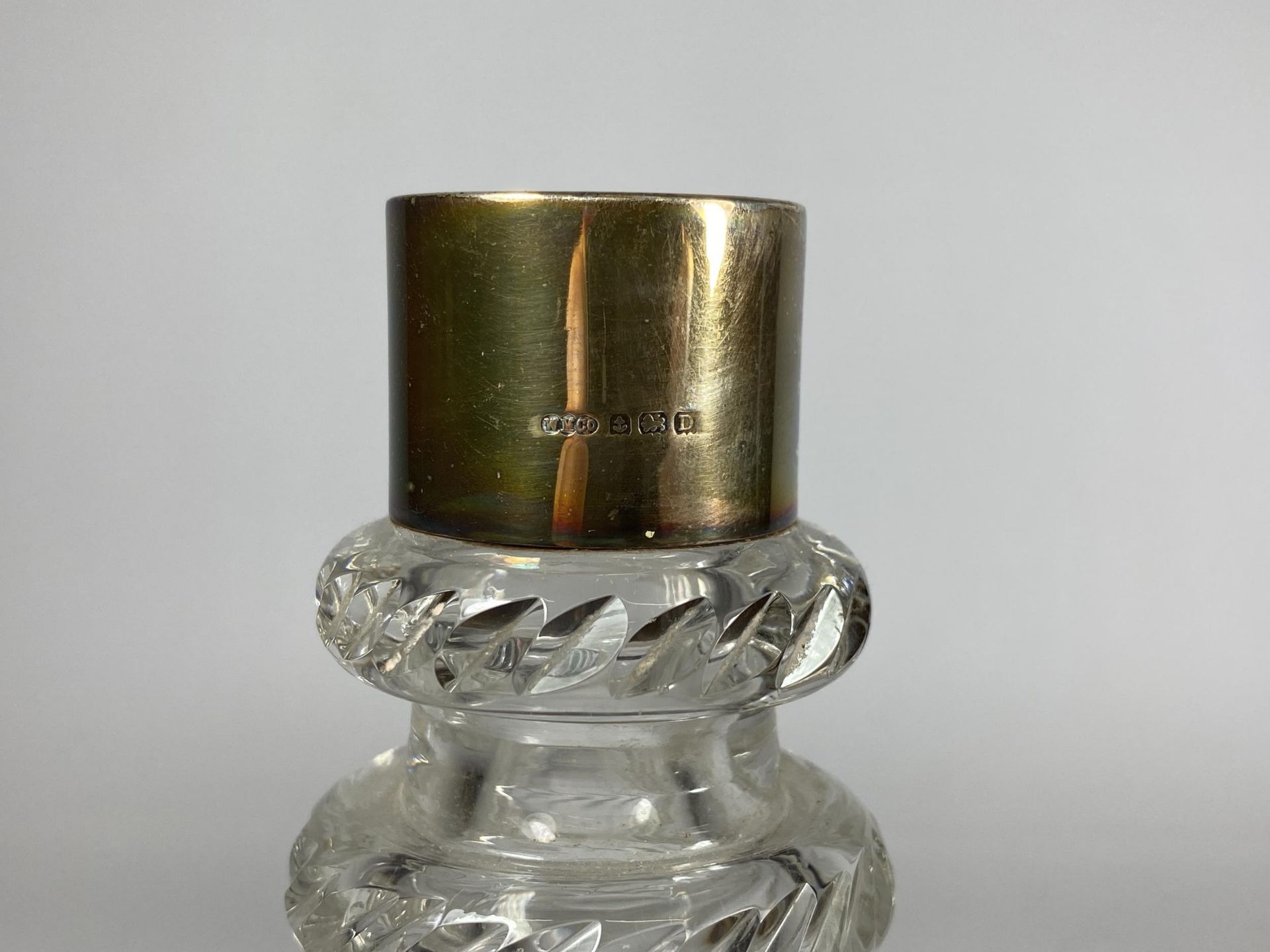 THREE ITEMS TO INCLUDE A HALLMARKED SILVER & CUT GLASS DECANTER (NO STOPPER) AND TWO VINTAGE HORN - Image 2 of 4