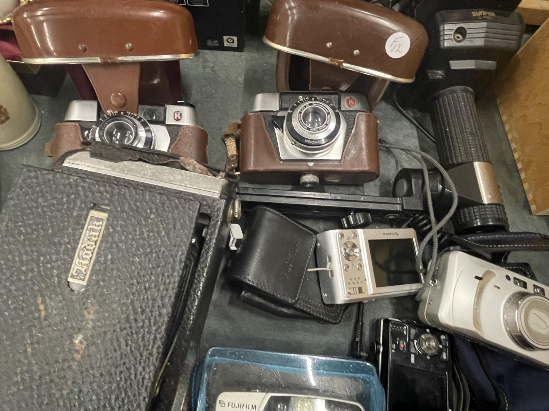 A LARGE QUANTITY OF VINTAGE CAMERAS TO INCLUDE A KODAK JR 3-A AUTOGRAPHIC IN LEATHER CASE, PRONTO - Image 3 of 4