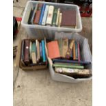 A LARGE ASSORTMENT OF BOOKS ON ARTS AND ANTIQUES ETC