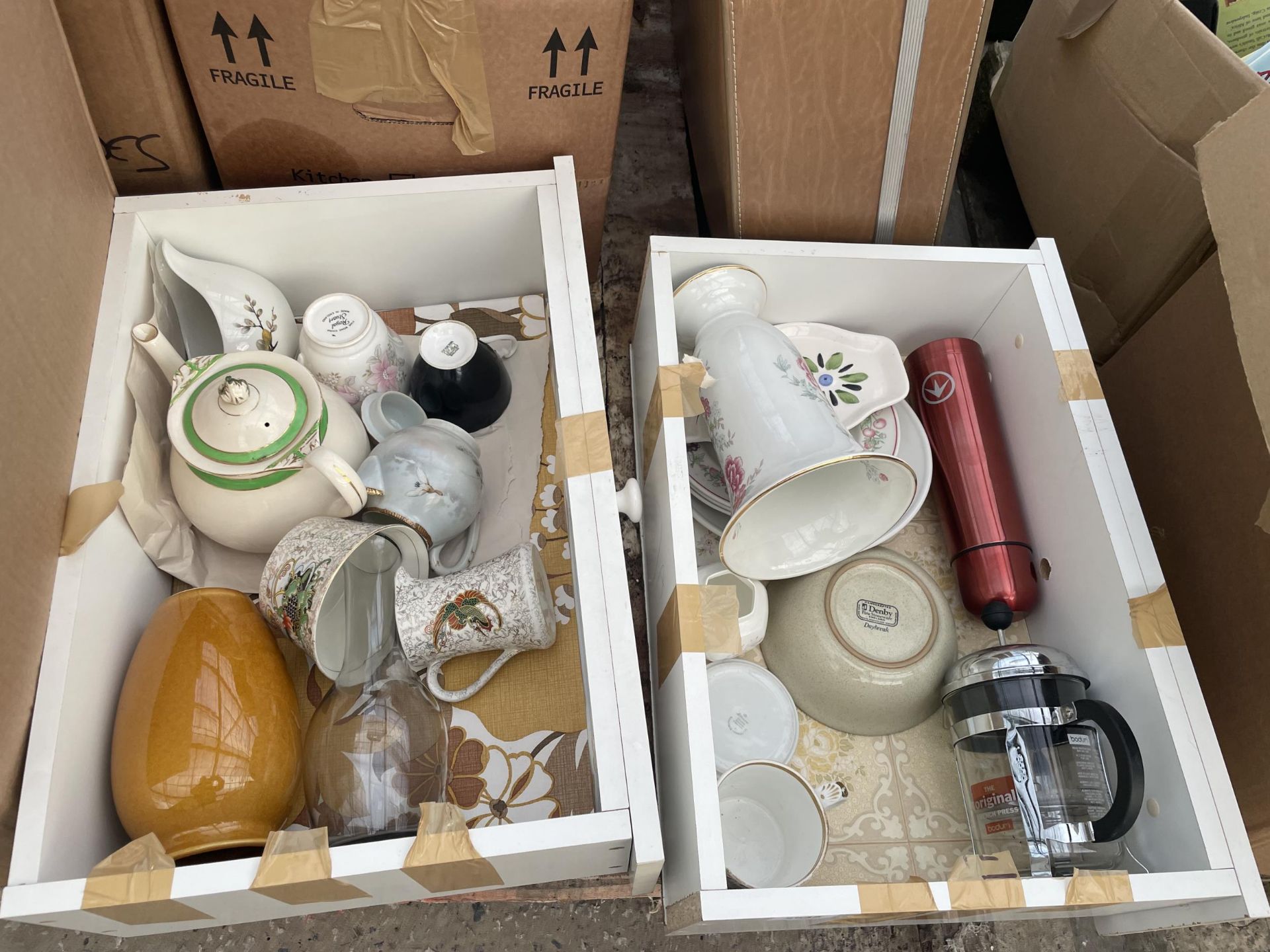 AN ASSORTMENT OF HOUSEHOLD CLEARANCE ITEMS TO INCLUDE CERAMICS AND GLASS WARE ETC - Image 2 of 4