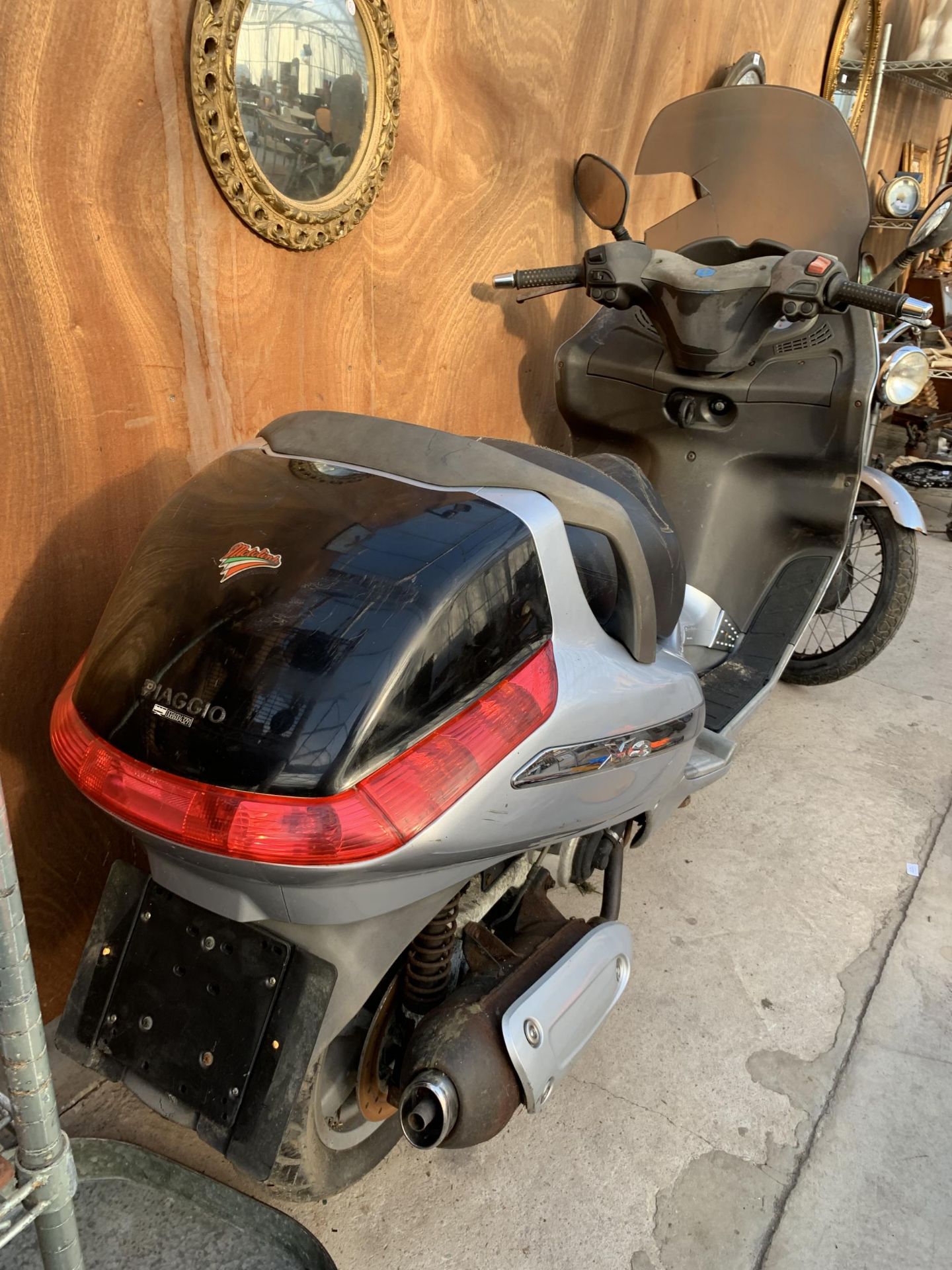 A PIAGGIO SCOOTER SOLD AS SEEN WITH NO PAPERWORK OR KEY AND DAMAGE TO THE LEFT HAND SIDE - Image 3 of 7