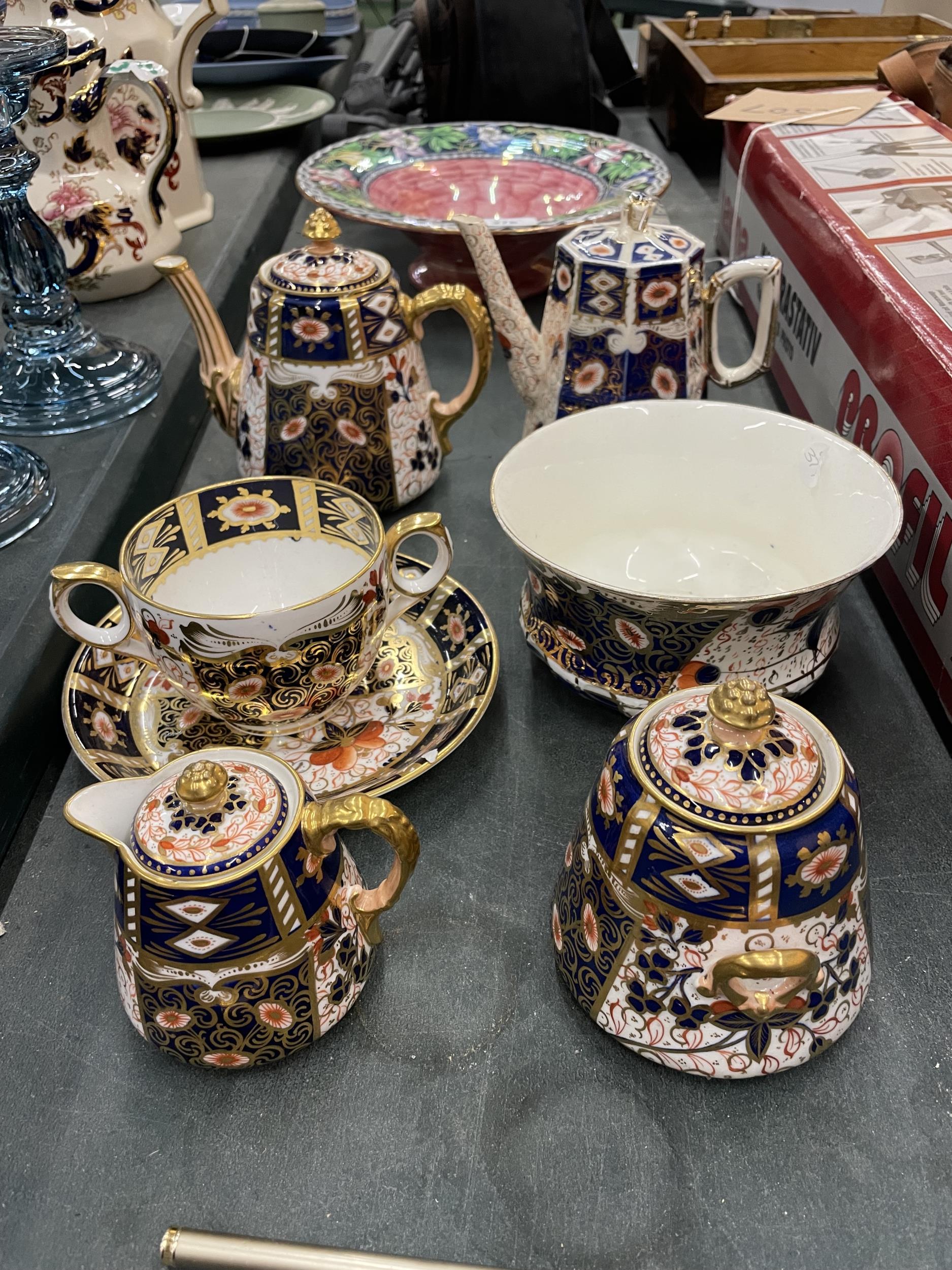 SEVEN PIECES OF UNMARKED CROWN DERBY STYLE CHINA TO INCLUDE A TEA AND COFFEE POT, SUGAR BOWL,