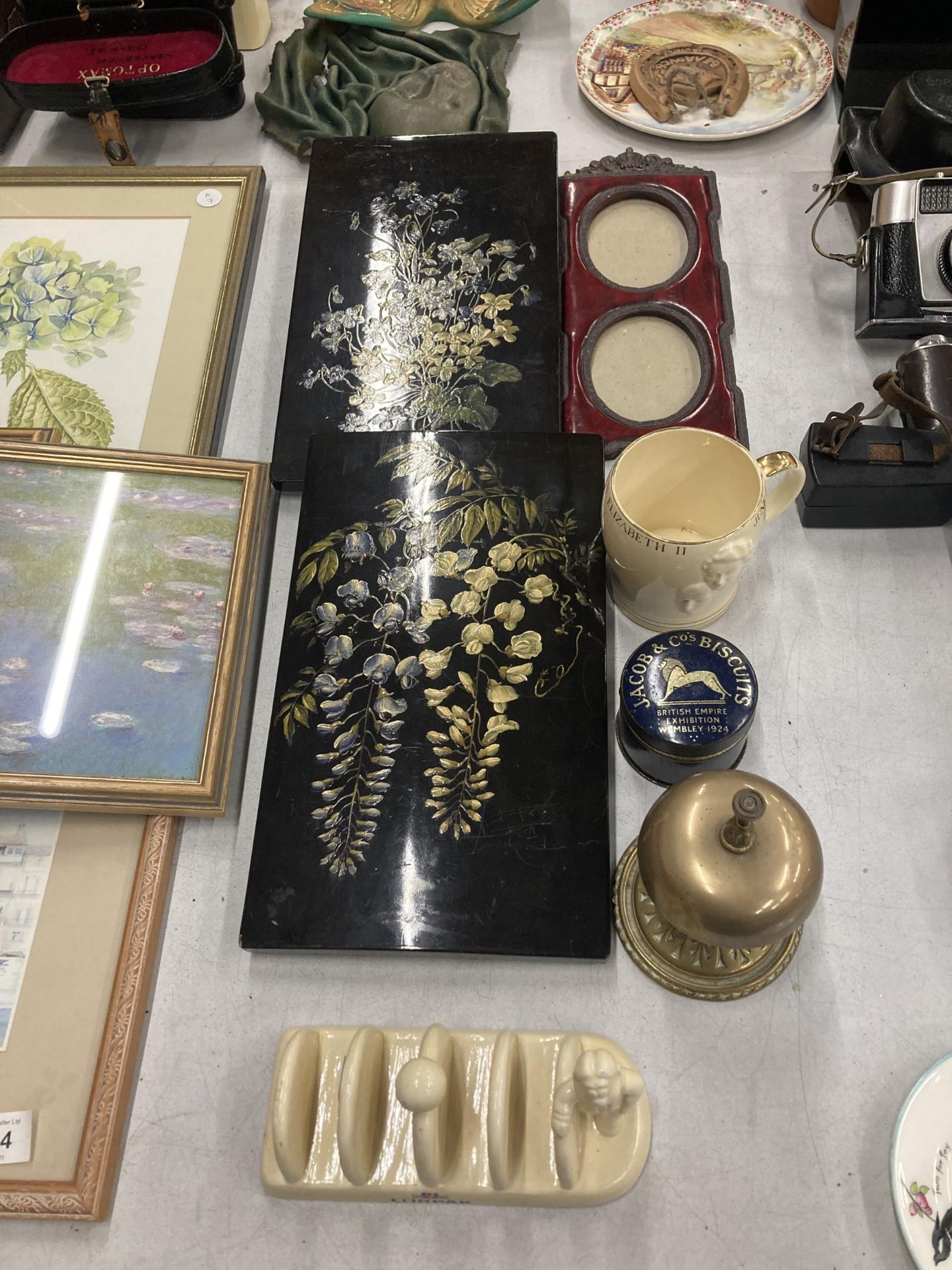 A MIXED LOT TO INCLUDE A BRASS SHOP DESK BELL, BLACK AND FLORAL LACQUERED WALL PLAQUES, A JACOB & CO