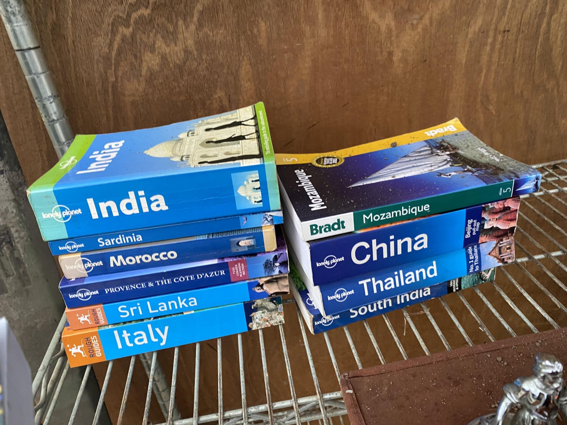 AN ASSORTMENT OF TRAVEL GUIDE BOOKS - Image 2 of 3