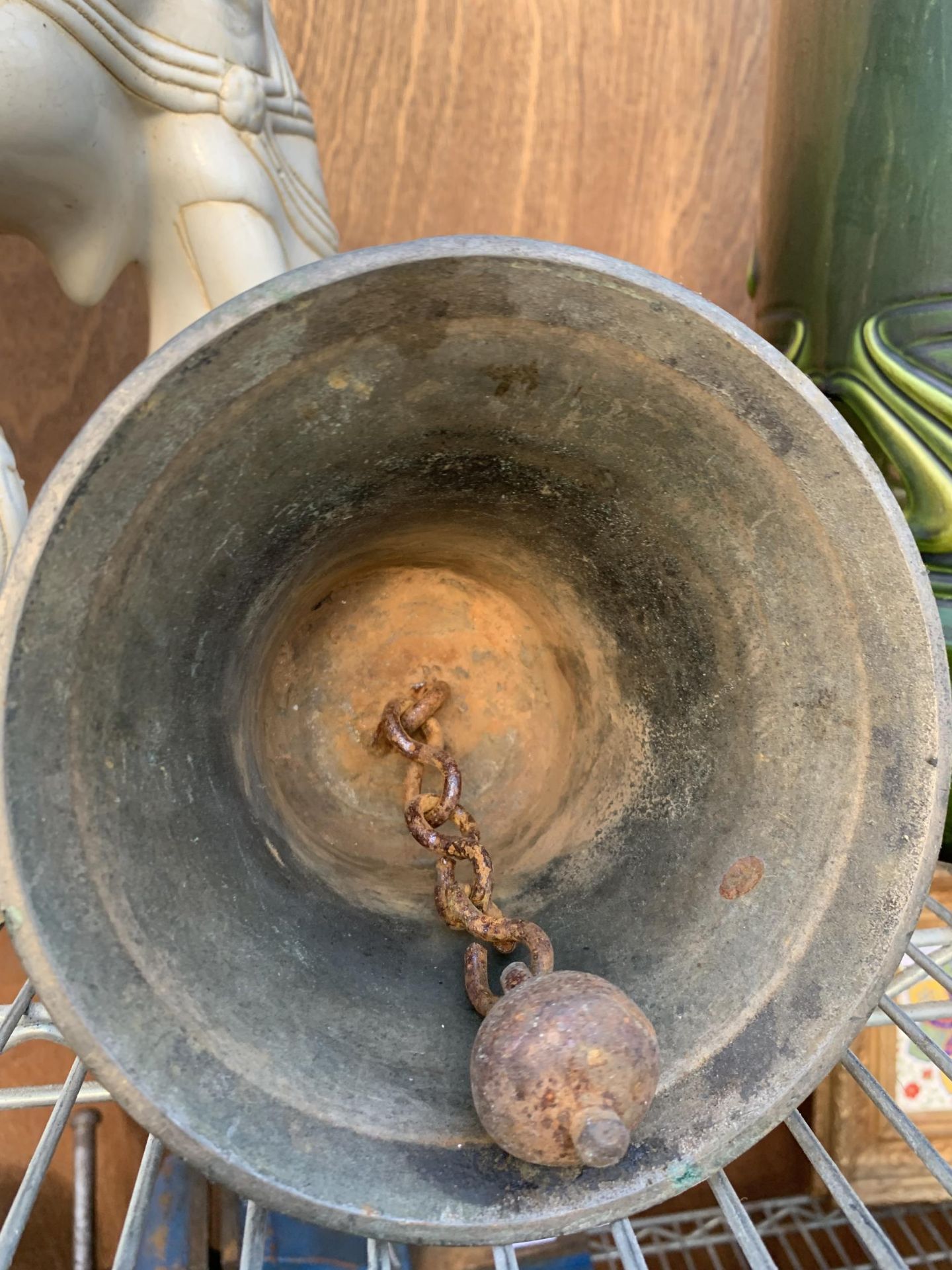 A VINTAGE BRASS HANDBELL WITH WOODEN HANDLE - Image 2 of 2