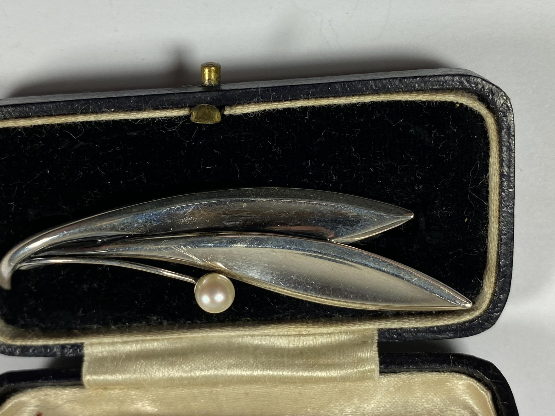 A VINTAGE ABSTRACT HALLMARKED SILVER LEAF DESIGN BROOCH, BOXED - Image 2 of 3