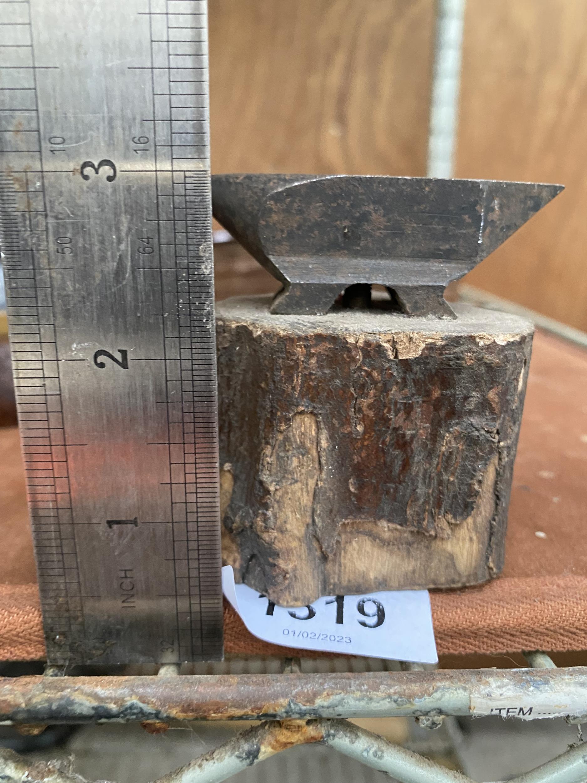 A MINITURE SAMPLE ANVIL ON A LOG BASE - Bild 3 aus 3