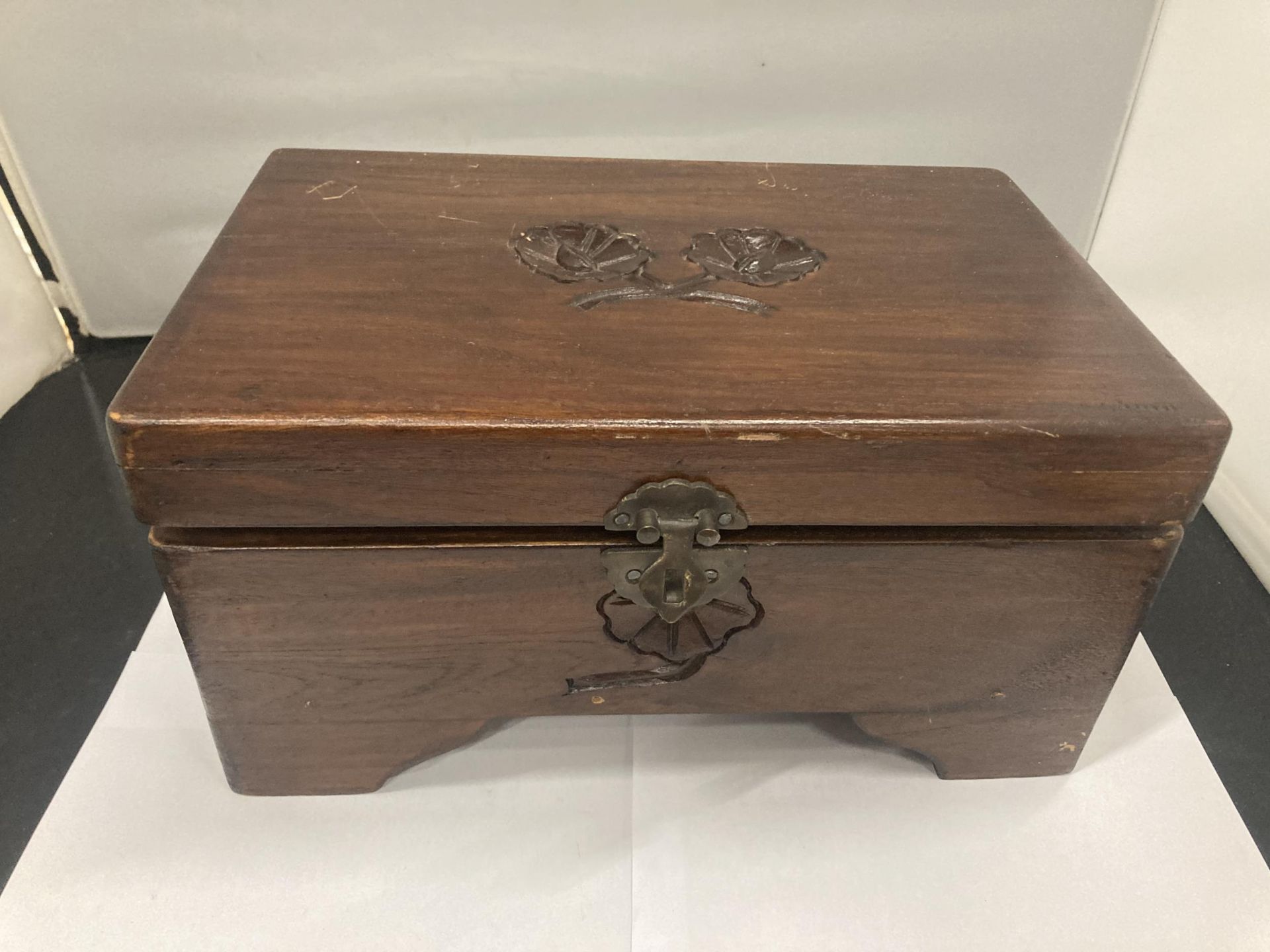 A VINTAGE MAHOGANY BOX CONTAINING A QUANTOITY OF COSTUME JEWELLERY TO INCLUDE NECKLACES, - Image 2 of 3