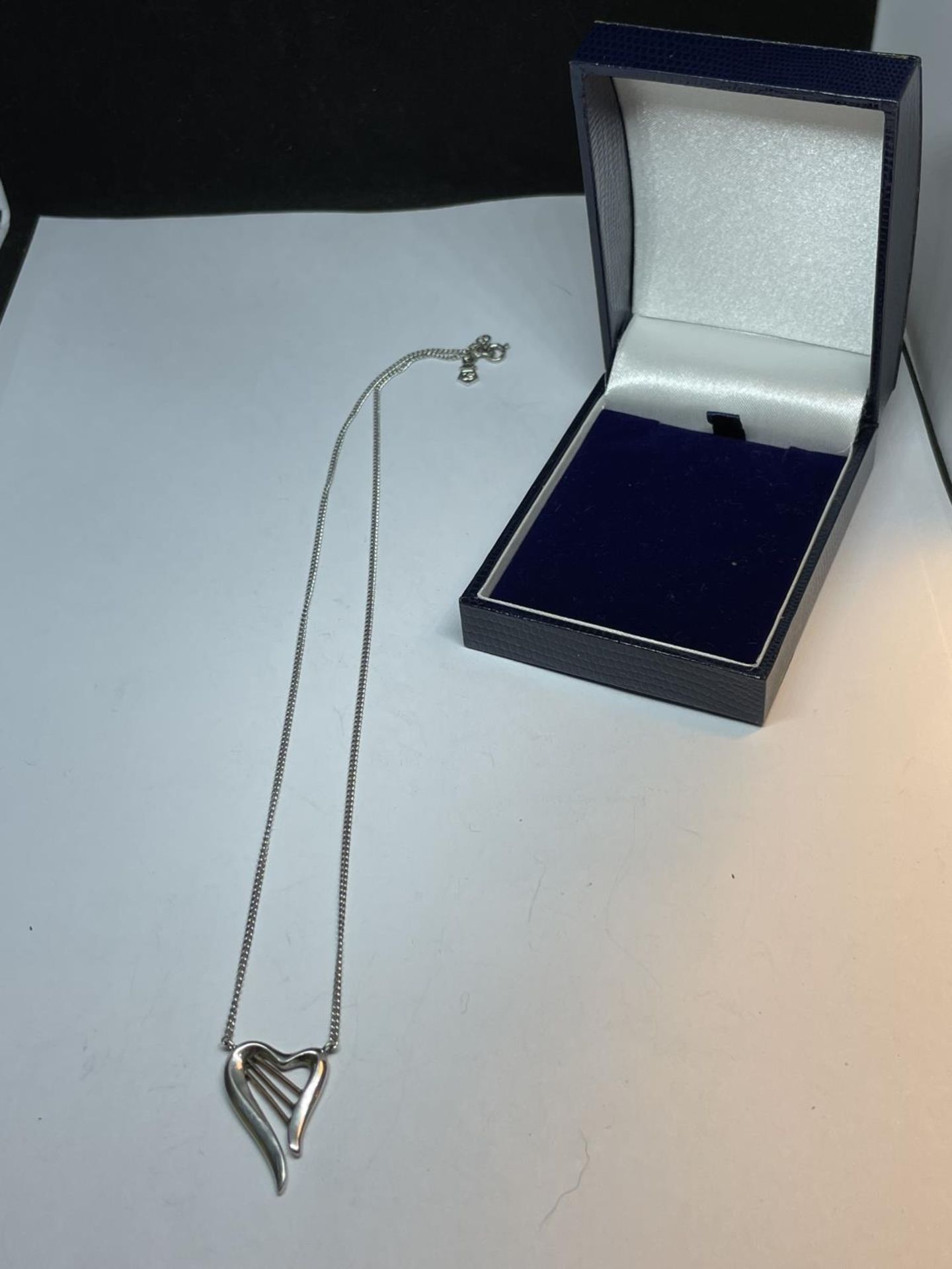A SILVER WELSH CLOGAU NECKLACE WITH A HARP AND 9CT GOLD STRINGS IN A PRESENTATION BOX
