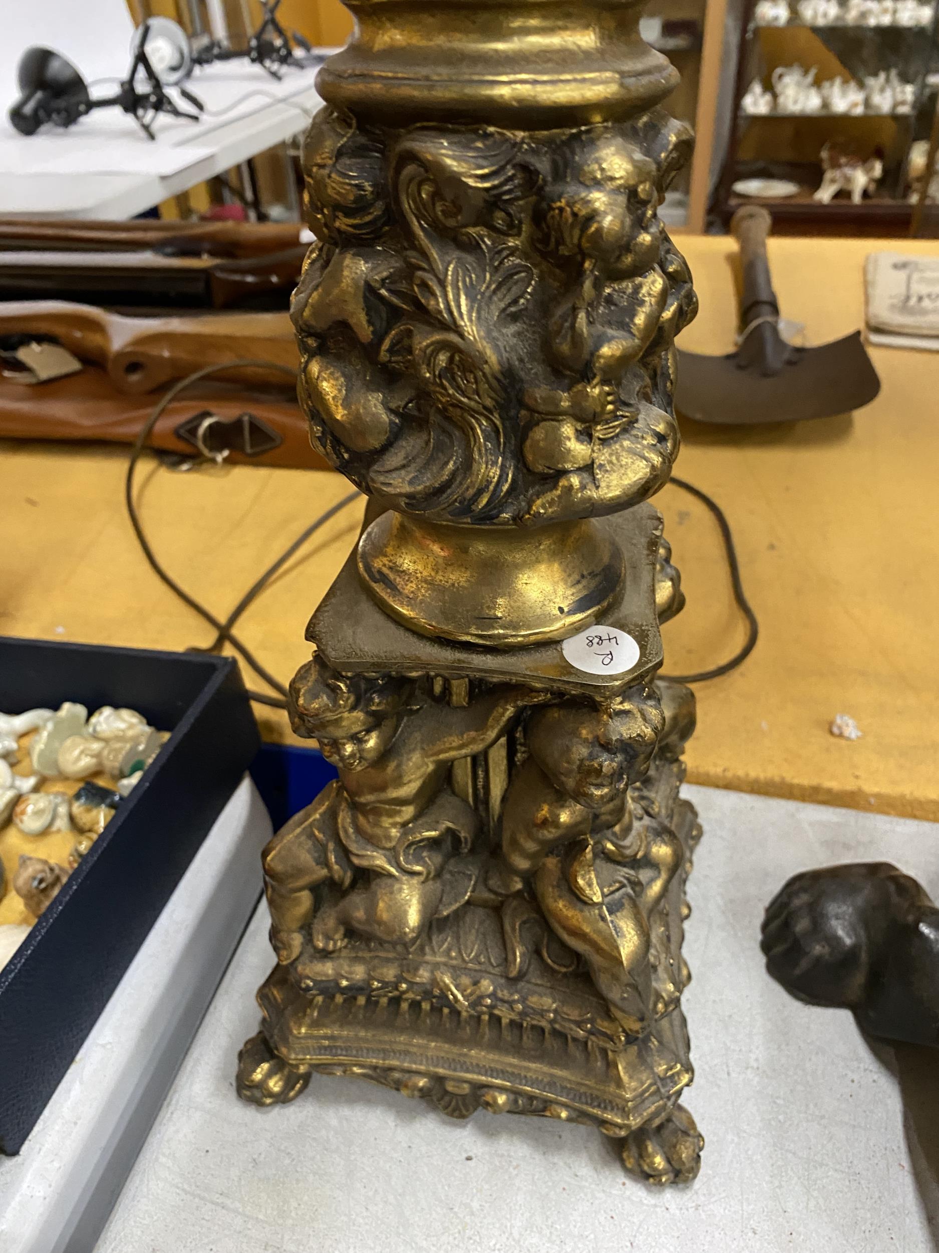 A VINTAGE GILT METAL CHERUB DESIGN LAMP BASE, HEIGHT 63CM INCLUDING FITTING - Image 3 of 4