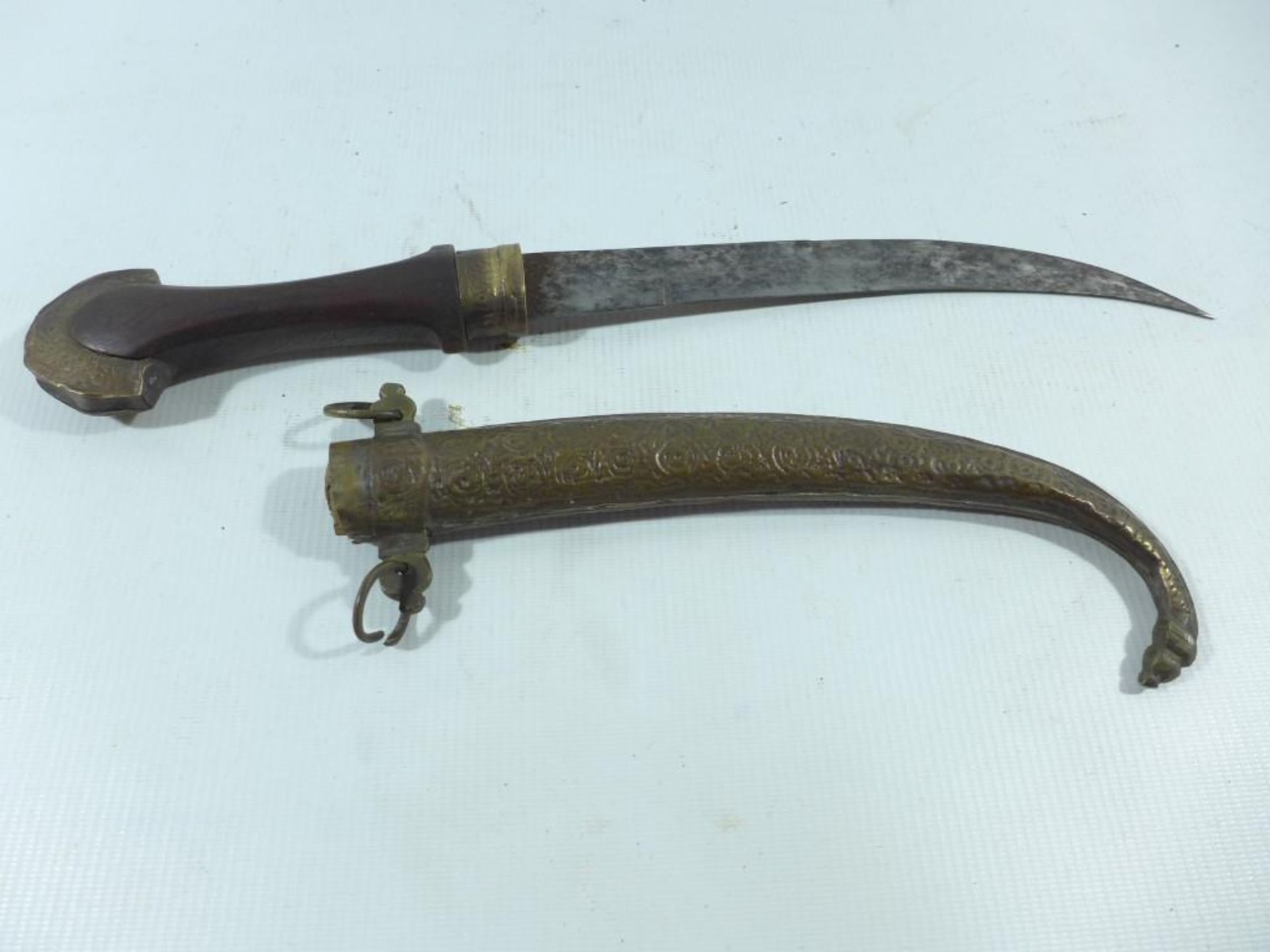 A LATE 19TH/EARLY 20TH CENTURY MOROCCAN DAGGER AND SCABBARD, 24CM BLADE