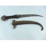 A LATE 19TH/EARLY 20TH CENTURY MOROCCAN DAGGER AND SCABBARD, 24CM BLADE