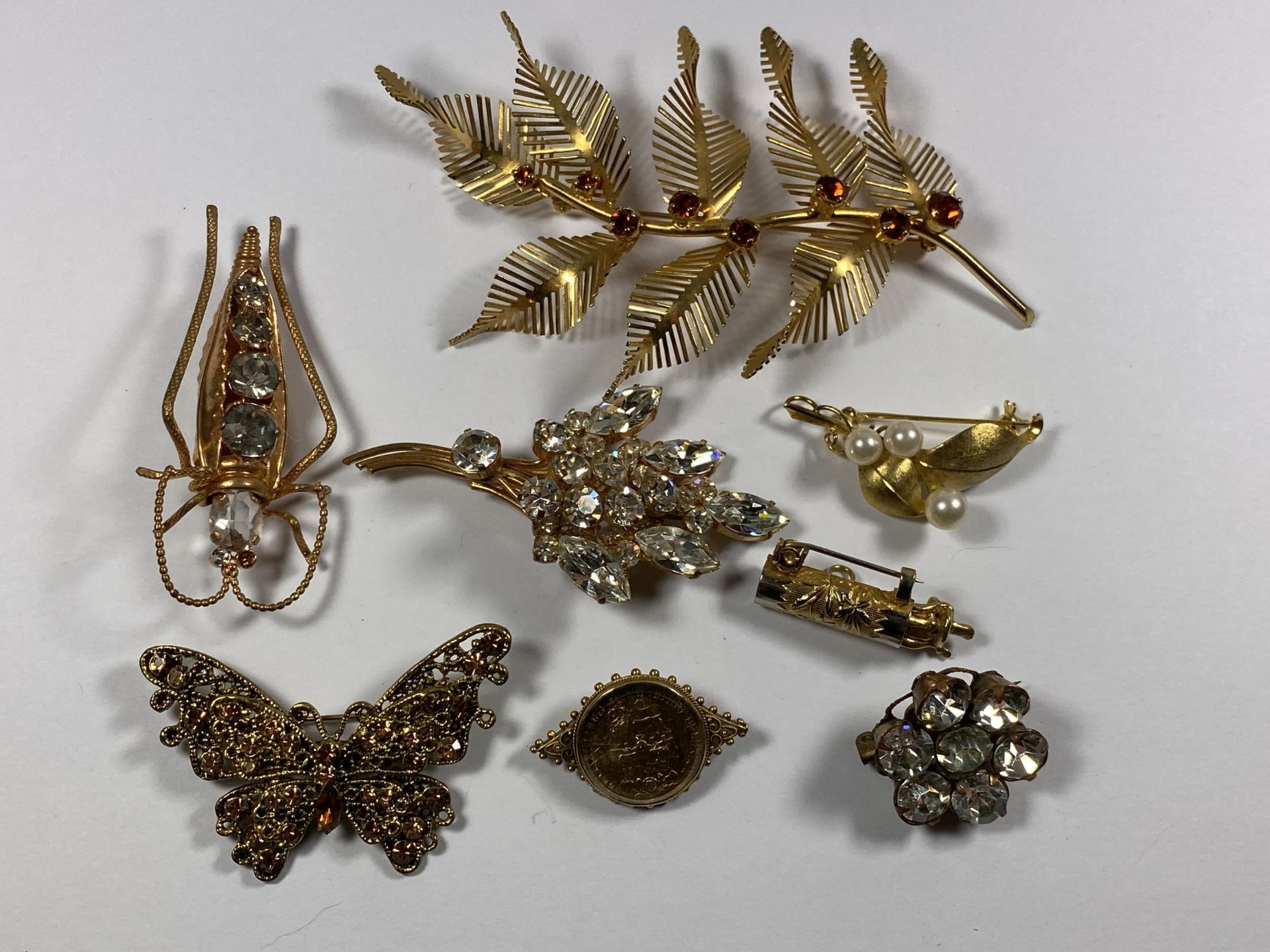 A MIXED GROUP OF VINTAGE BROOCHES TO INCLUDE ABSTRACT AND INSECT DESIGN EXAMPLES