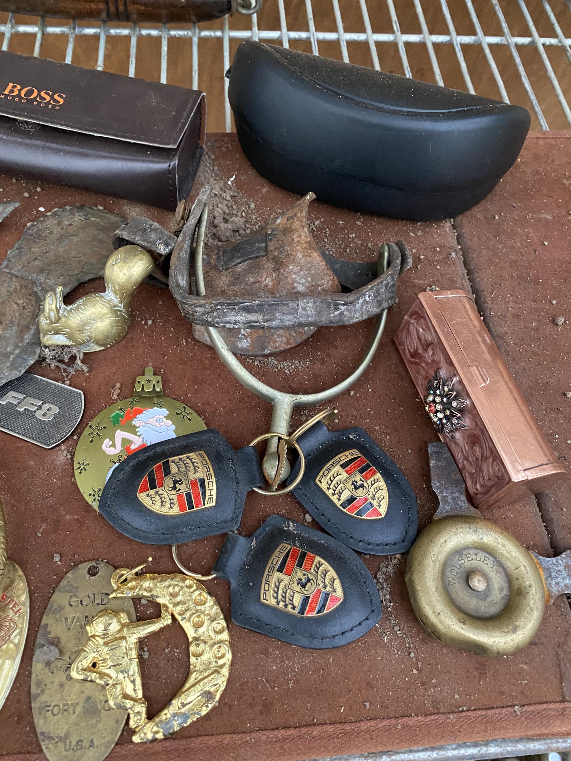 AN ASSORTMENT OF ITEMS TO INCLUDE A BRASS EAGLE, SUNGLASSES CASES AND KEY RINGS ETC - Bild 3 aus 6