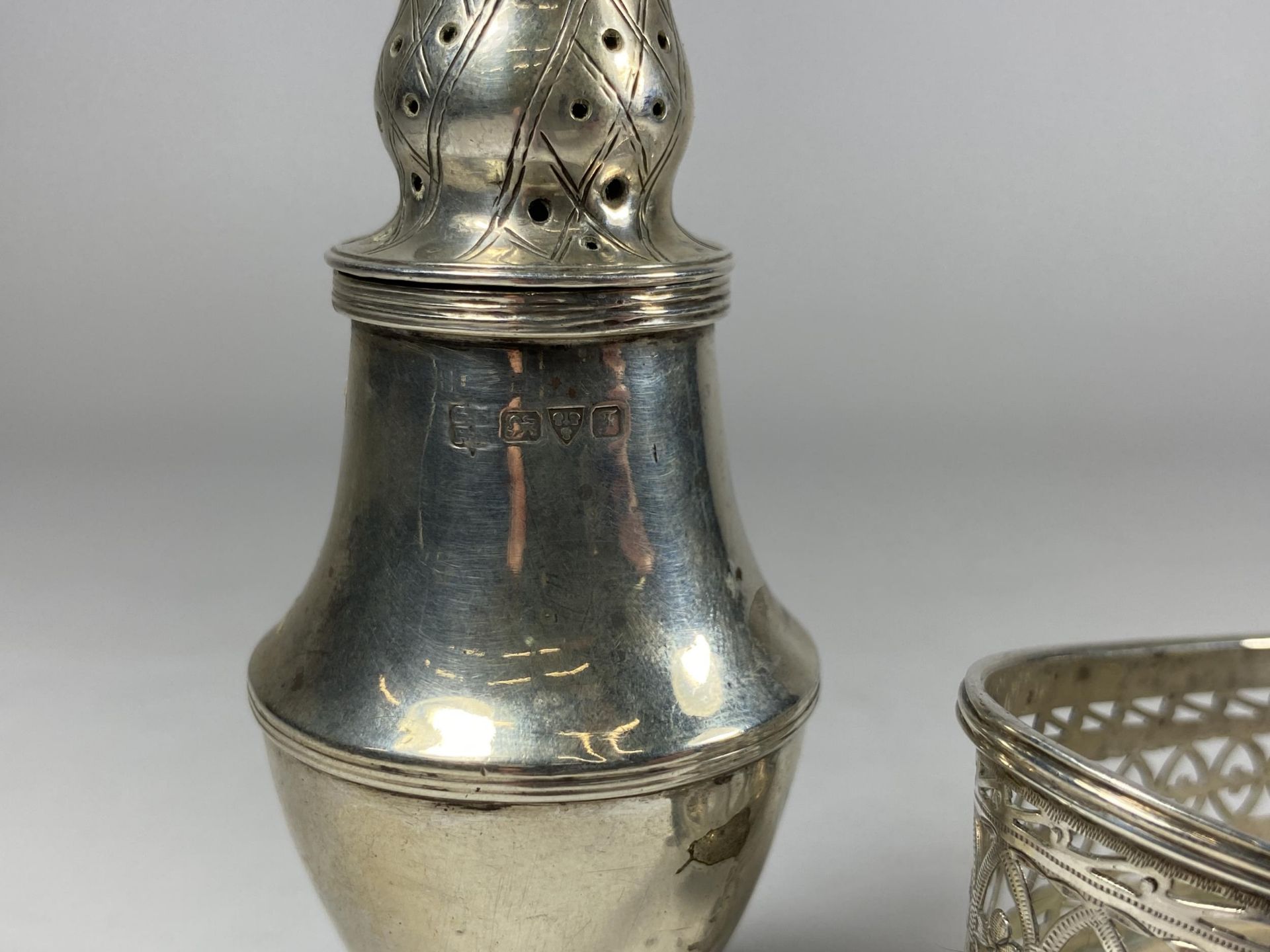 A MIXED LOT OF SILVER TO INCLUDE CHESTER HALLMARKED PEPPERETTE, HEIGHT 12CM, SILVER PIERCED BASKET & - Image 2 of 4