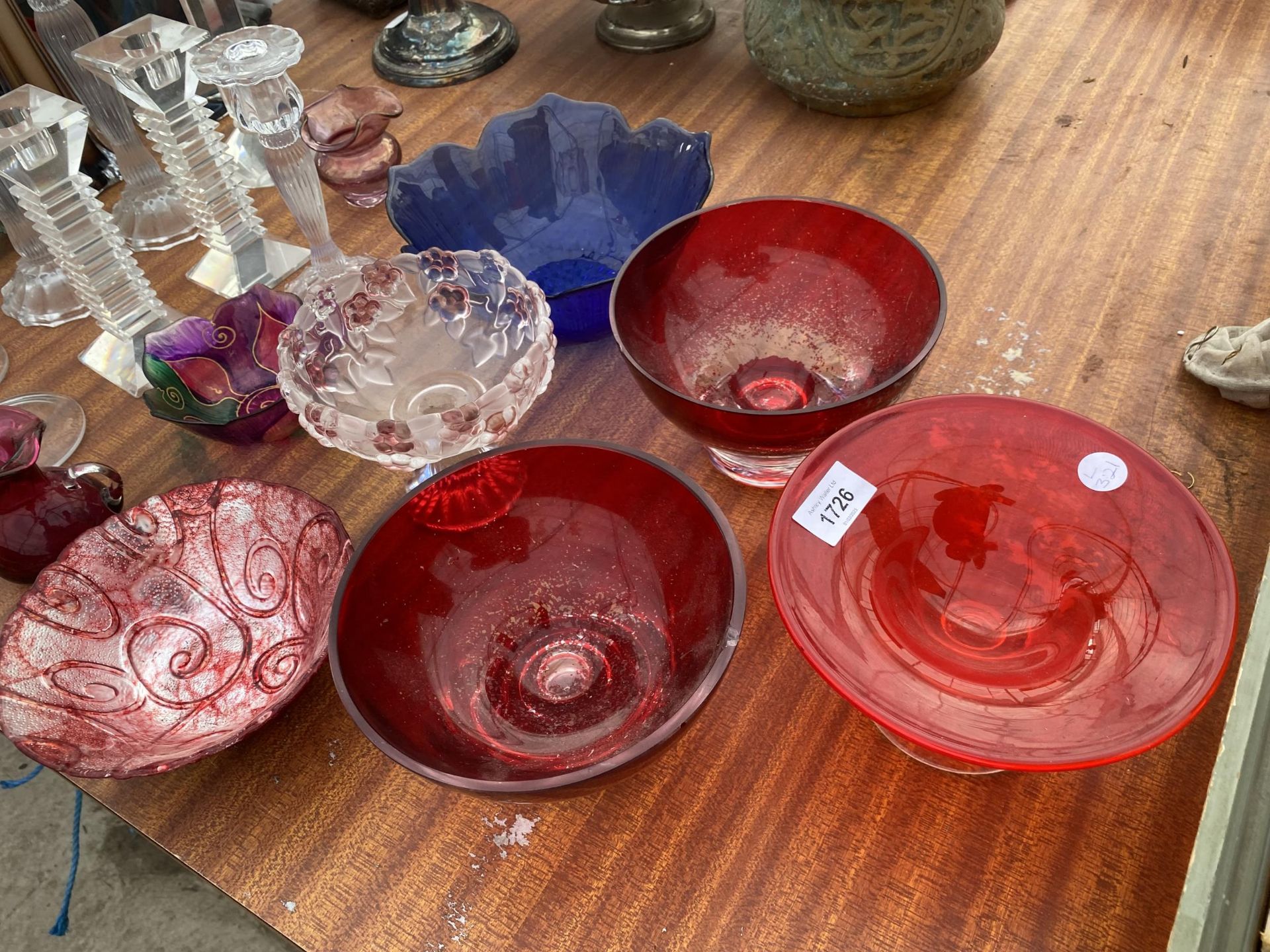 AN ASSORTMENT OF GLASS WARE TO INCLUDE CANDLESTICKS AND BOWLS ETC - Image 2 of 5