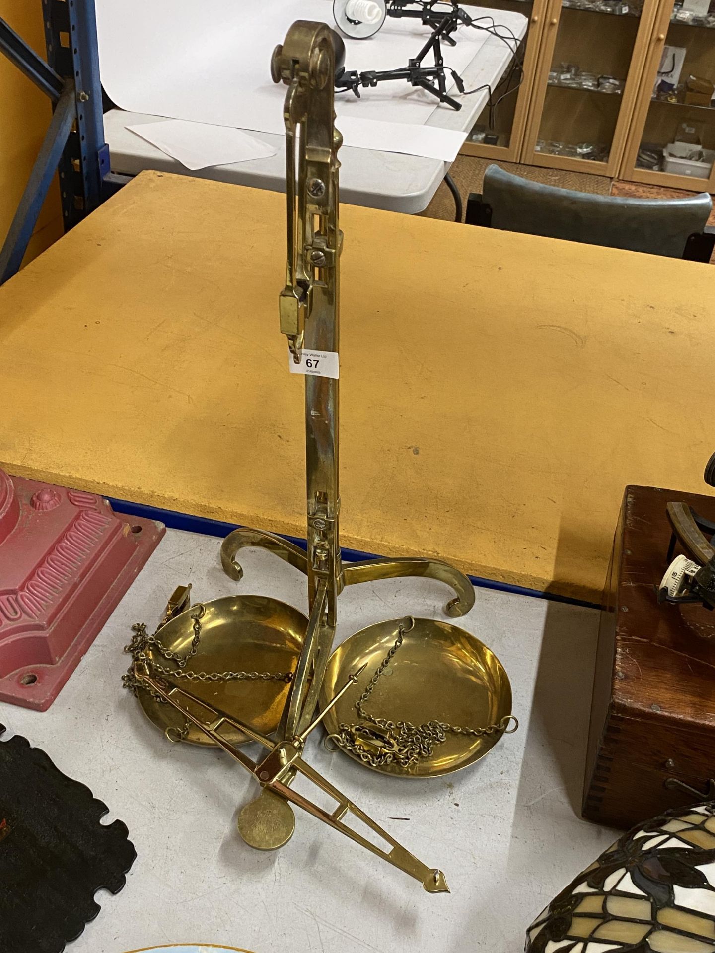 A SET OF VINTAGE BRASS PAN BANKERS SCALES