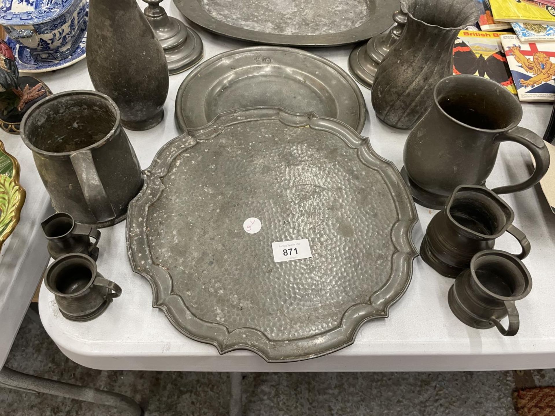 A LARGE QUANTITY OF VINTAGE PEWTER TO INCLUDE PLATES, VASES, CANDLESTICKS AND TANKARDS - Image 2 of 3