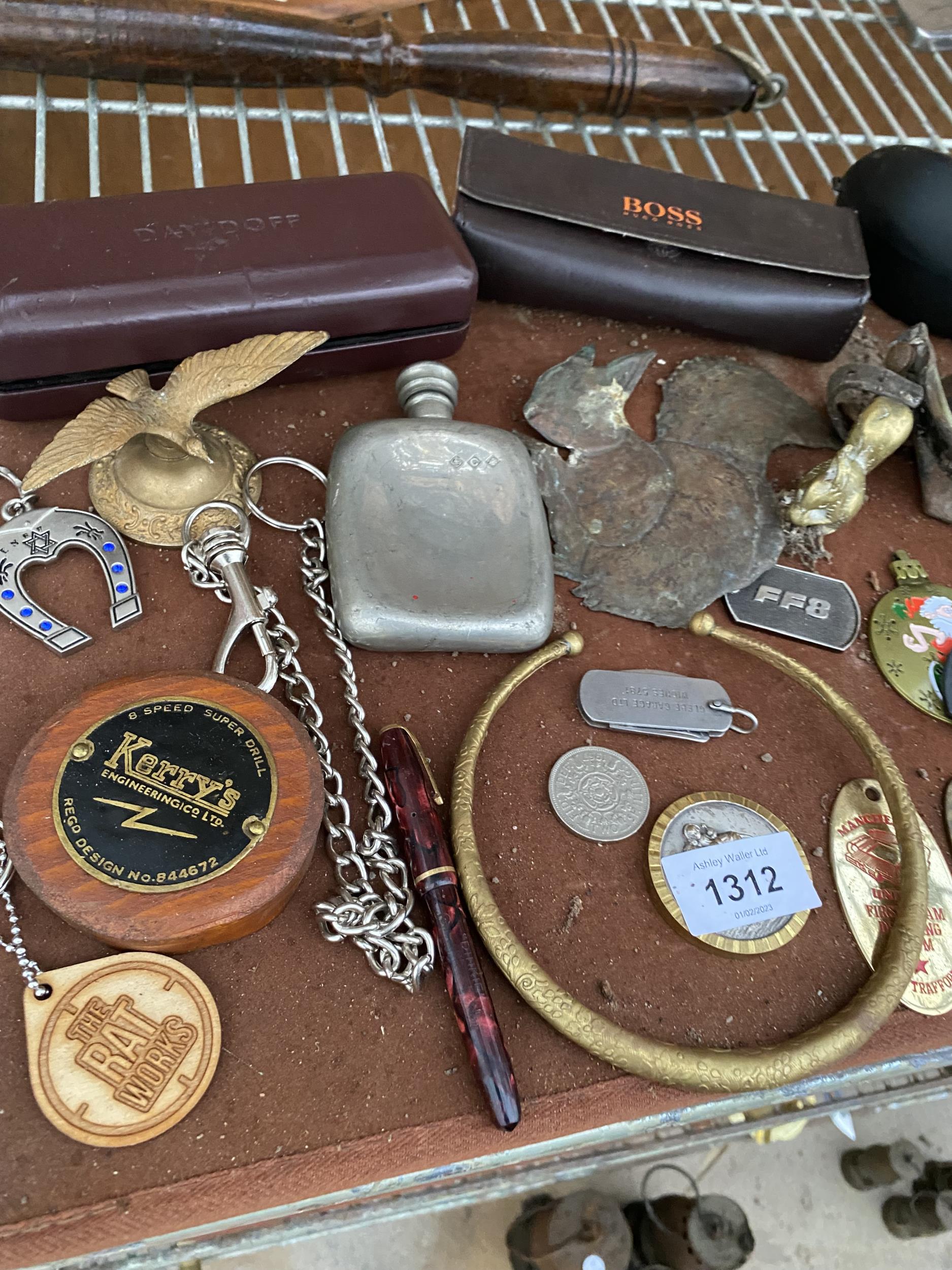 AN ASSORTMENT OF ITEMS TO INCLUDE A BRASS EAGLE, SUNGLASSES CASES AND KEY RINGS ETC - Bild 4 aus 6