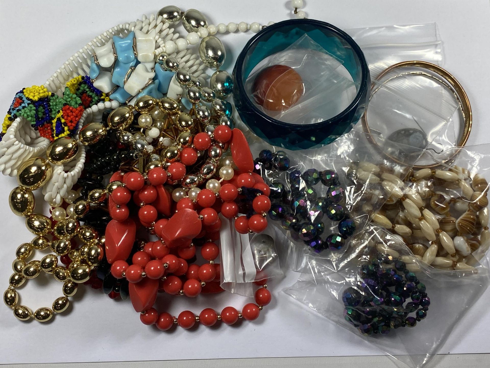 A LARGE MIXED LOT OF ASSORTED COSTUME JEWELLERY, BEAD NECKLACES ETC
