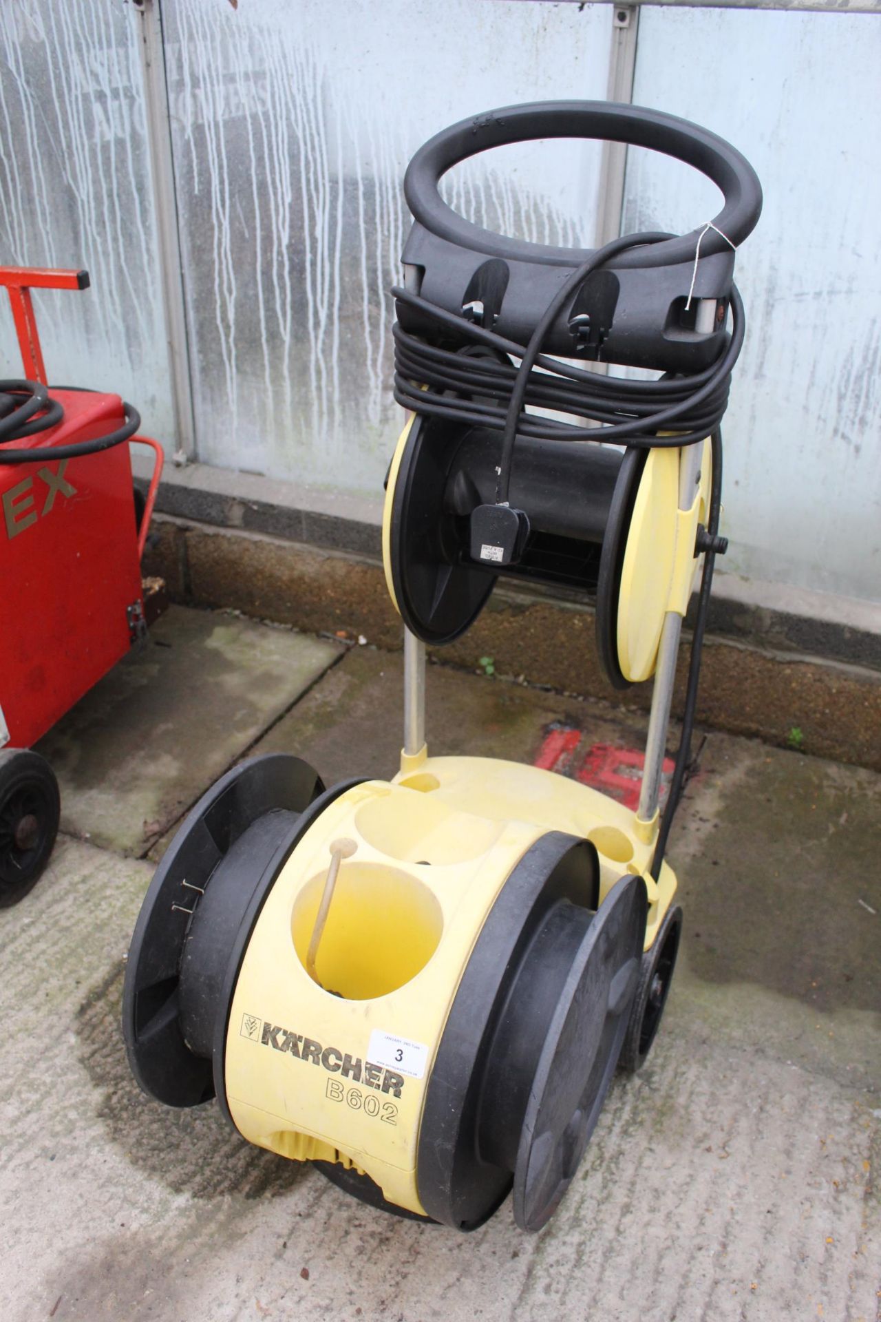 A KARCHER B602 PRESSURE WASHER WITH NO LANCE NO VAT