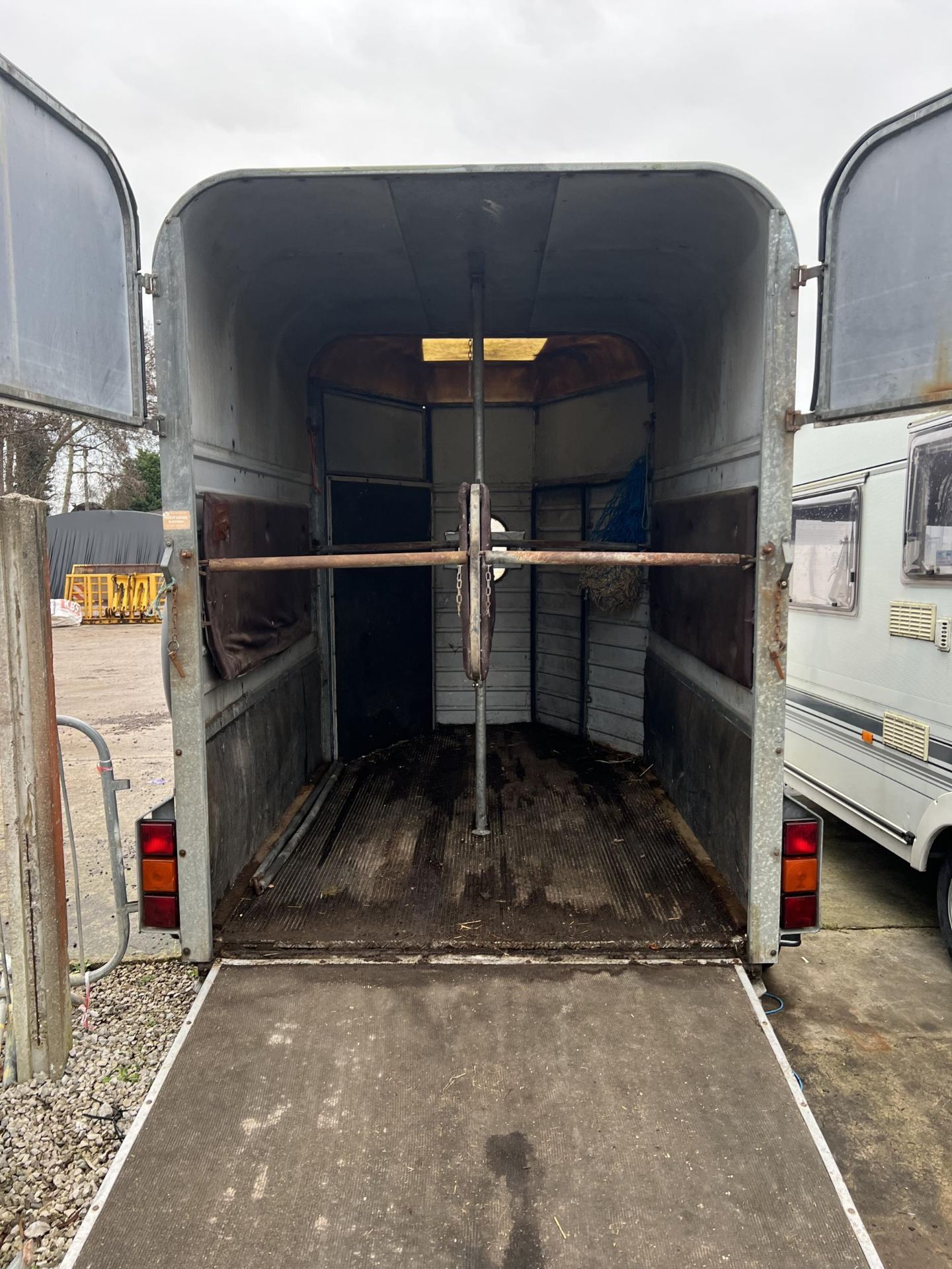 WESSEX CLUBMAN DOUBLE HORSE TRAILER FULL PARTIONS AND COMPLETE WITH FULL LENGTH BREAST BARS NO VAT - Image 4 of 6