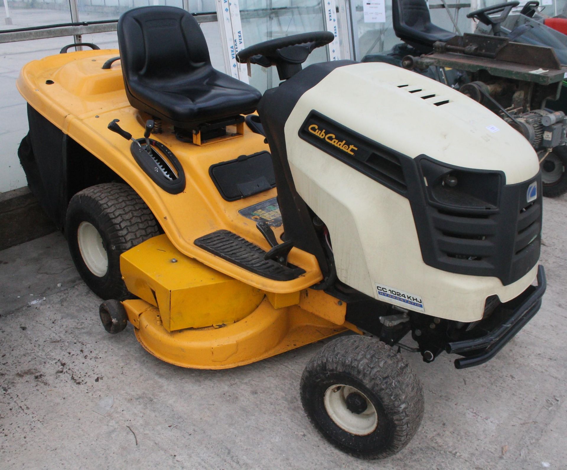 A CUB CADET RIDE ON MOWER WORKING ORDER BUT NO WARRANTY NO VAT