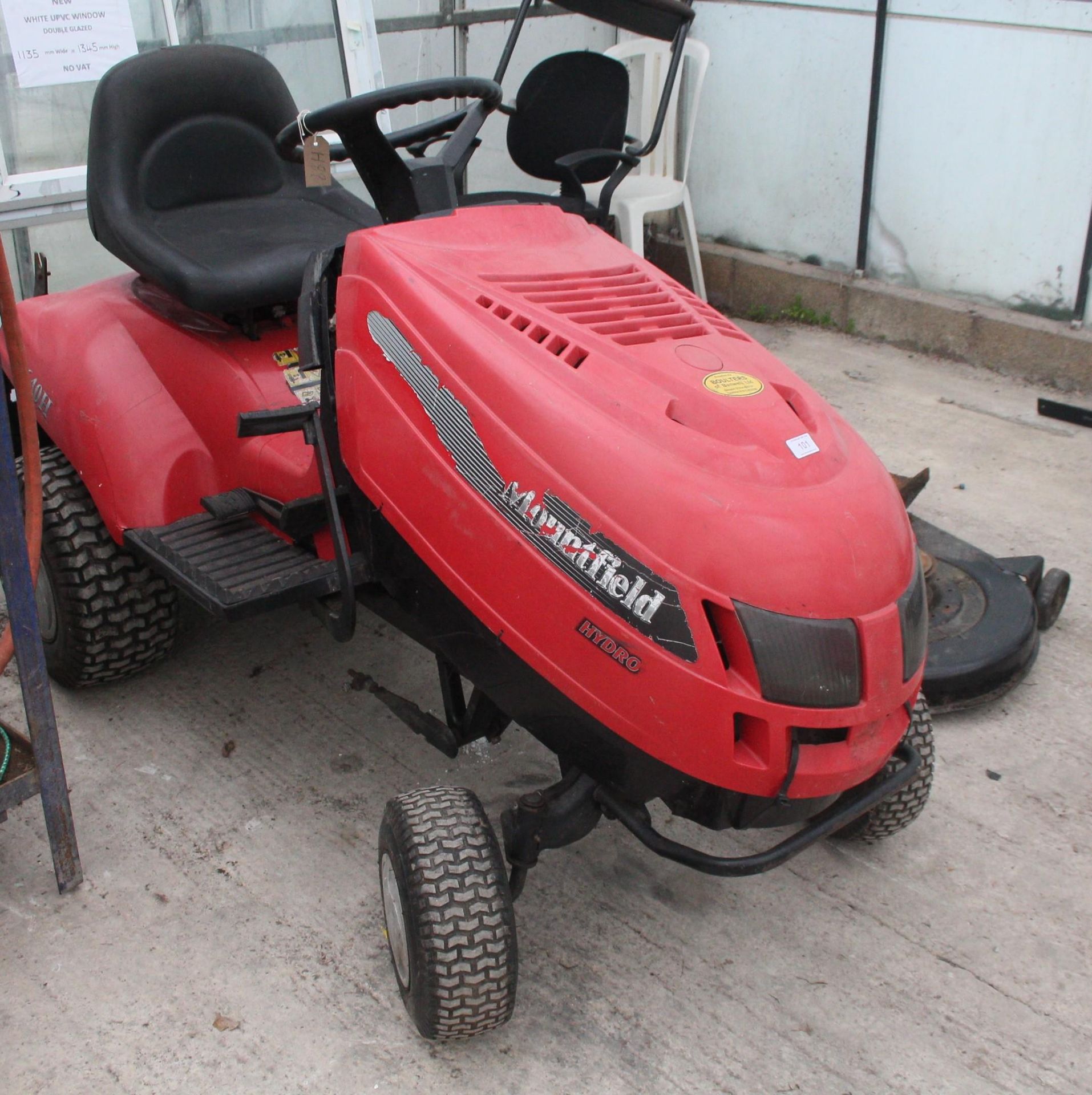 A MOUNFTIELD HYDRO RIDE ON MOWER WITH DECK NO VAT - Image 2 of 2