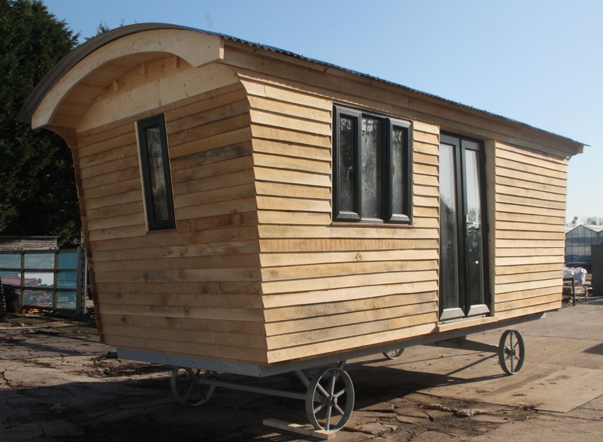 A OAK SHEPHERDS HUT 23'X 9.6'A WELL MADE PROVEN DESIGN 75MM KINGSPAN WALLS 50MM KINGSPAN FLOOR 100MM - Image 2 of 5