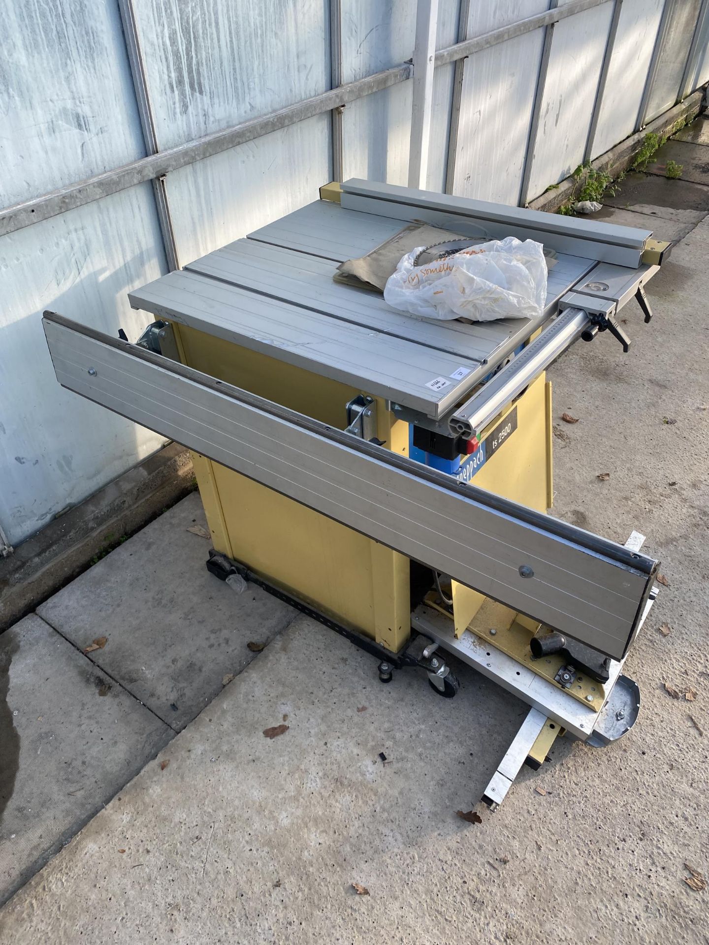 A SCHEPPACH TS2500 TABLE SAW COMPLETE WITH WOOD GUIDE AND SPARE BLADES NO VAT - Image 3 of 4