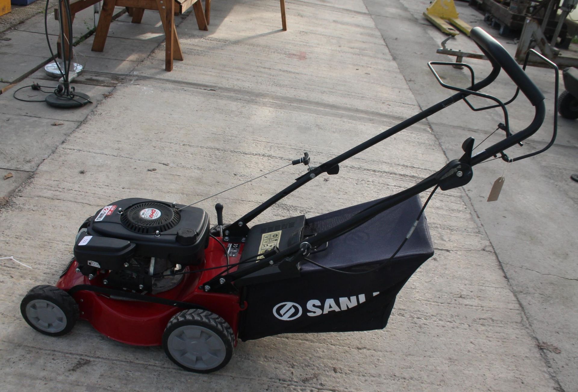 A SANLEY DHV 400 LAWN MOWER NO VAT