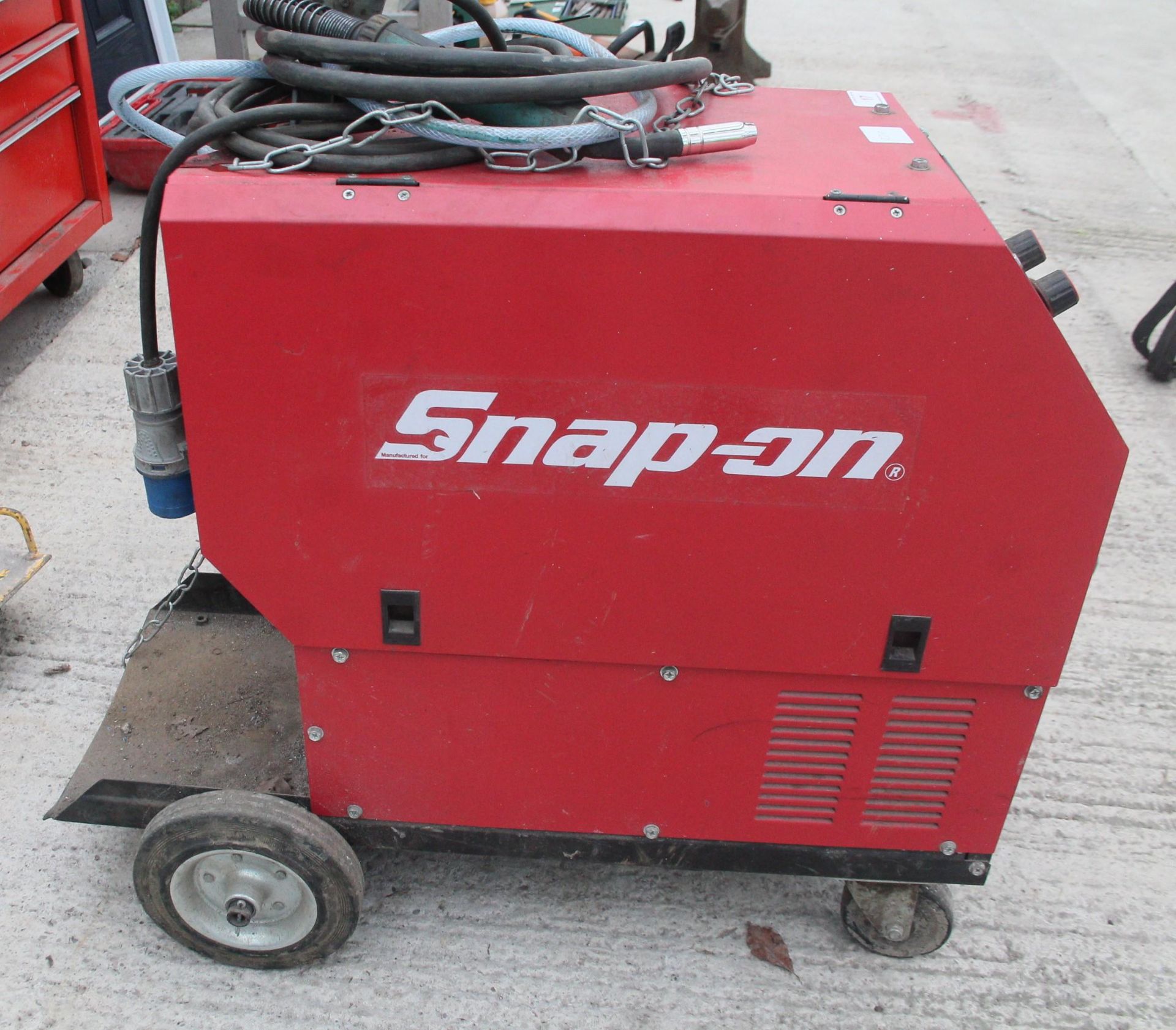 A SNAP ON MIG (VENDOR STATES GOOD WORKING ORDER BUT NO WARRANTY GIVEN) AND TWO TRANSIT WHEELS NO VAT - Image 2 of 3