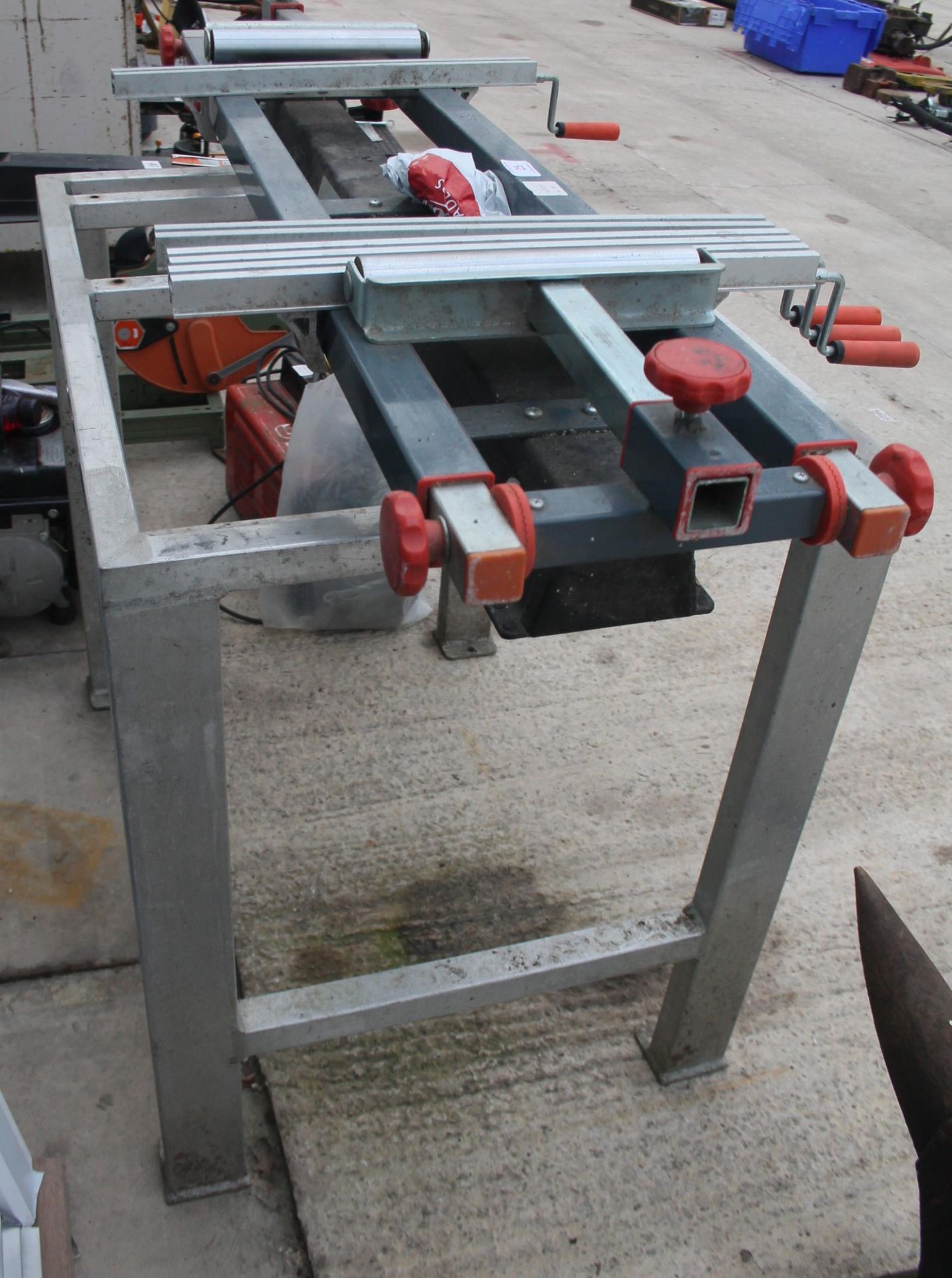A PRO PORTABLE TOOL STAND WITH WOOD ROLLERS AND ALUMINIUM STAND NO VAT - Image 2 of 2