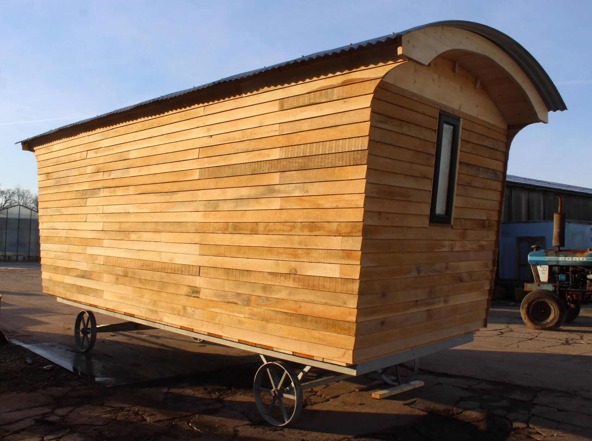 A OAK SHEPHERDS HUT 23'X 9.6'A WELL MADE PROVEN DESIGN 75MM KINGSPAN WALLS 50MM KINGSPAN FLOOR 100MM - Image 3 of 5