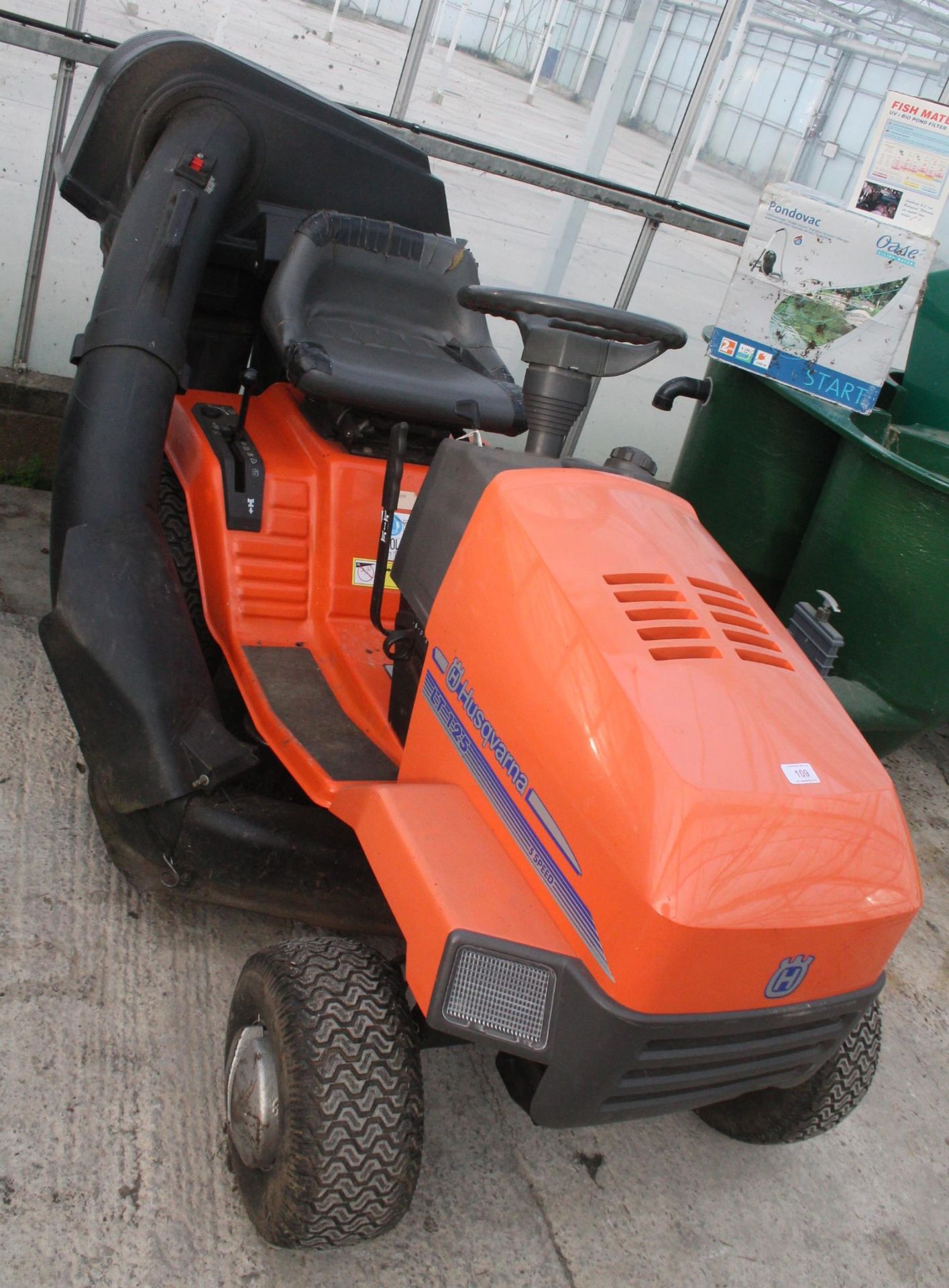 A 5 SPEED HUSQVARNA LT125 RIDE ON MOWER NO VAT - Image 2 of 2