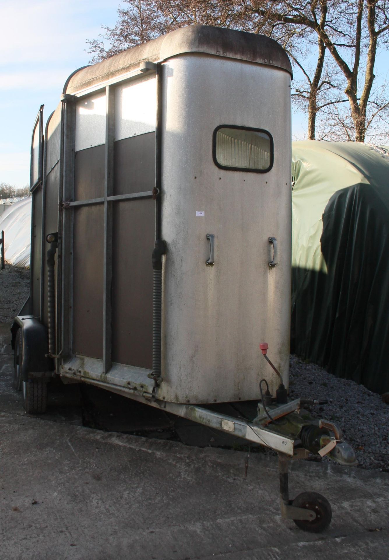 A IFOR WILLIAMS TWIN AXLE 10FT DOUBLE HORSE TRAILER COMPLETE WITH MIDDLE PARTION GATE NO VAT - Image 2 of 3