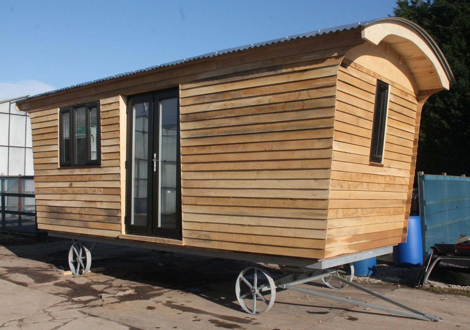 A OAK SHEPHERDS HUT 23'X 9.6'A WELL MADE PROVEN DESIGN 75MM KINGSPAN WALLS 50MM KINGSPAN FLOOR 100MM