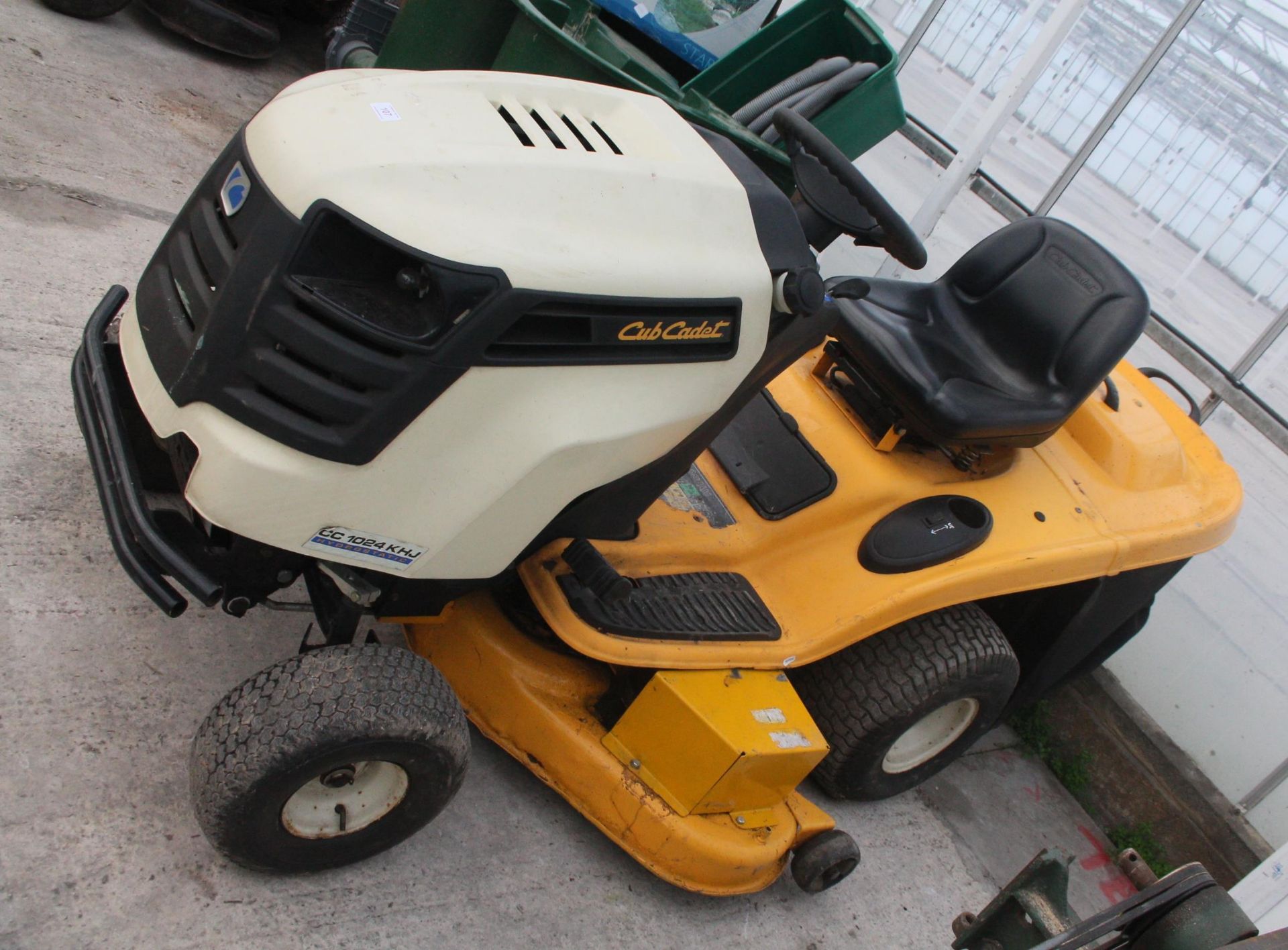 A CUB CADET RIDE ON MOWER WORKING ORDER BUT NO WARRANTY NO VAT - Image 2 of 3