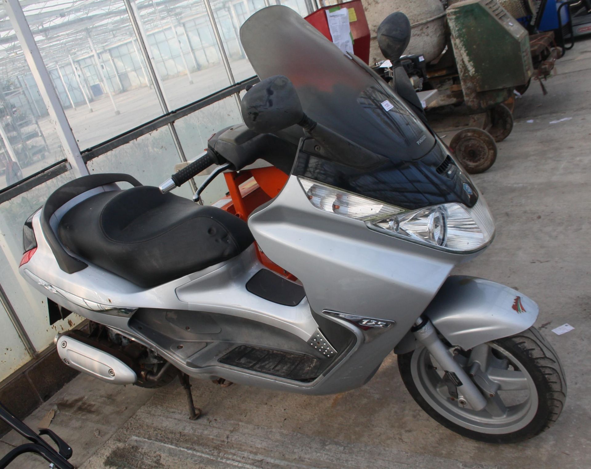 A PIAGGIO X8 125CC SCOOTER (SOLD AS SPARES OR REPAIRS, NO DOCS, NO NUMBER PLATE, NO KEYS) NO VAT