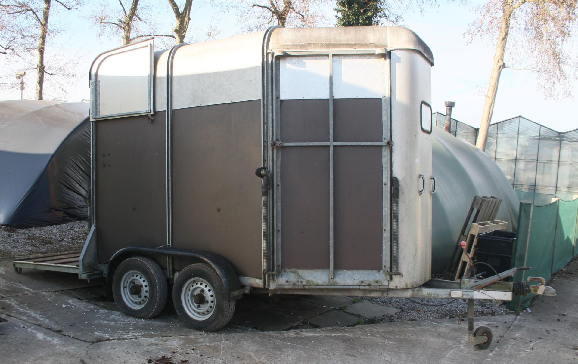 A IFOR WILLIAMS TWIN AXLE 10FT DOUBLE HORSE TRAILER COMPLETE WITH MIDDLE PARTION GATE NO VAT