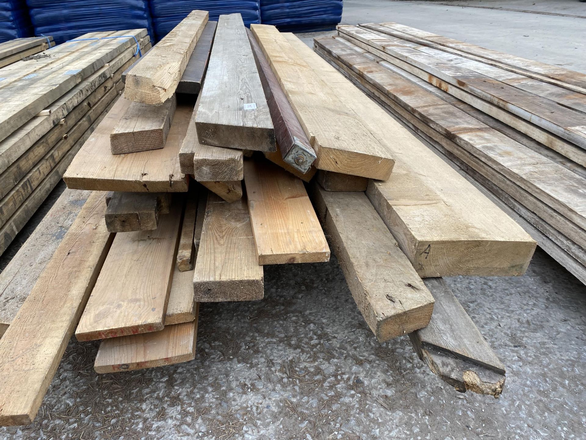 A LARGE QUANTITY OF TIMBER OF VARIOUS LENGTHS AND SIZES NO VAT
