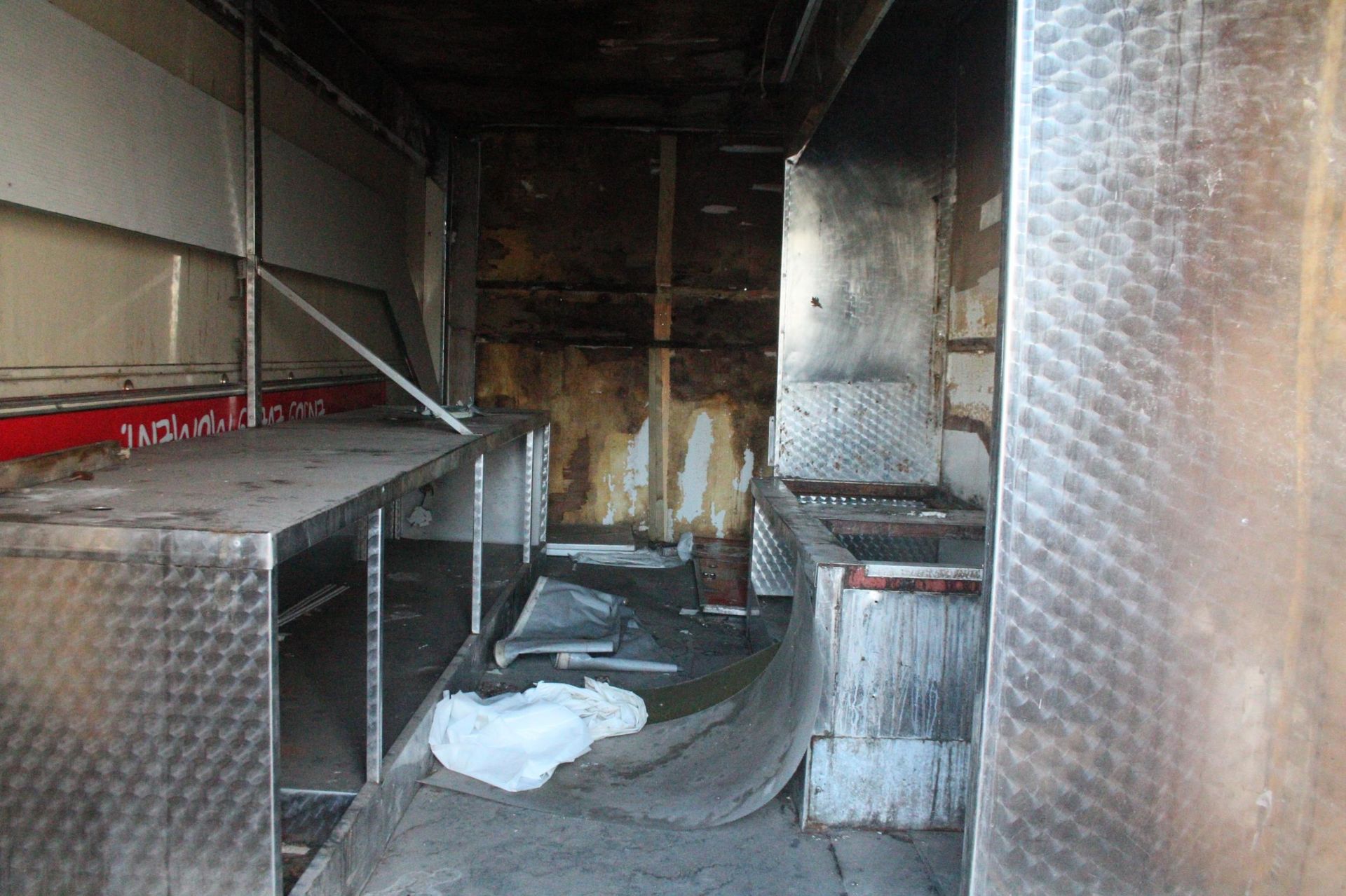 A WIMPEY TRIPLE AXLE CATERING TRAILER WITH SOME FIRE DAMAGE NO VAT - Image 4 of 4