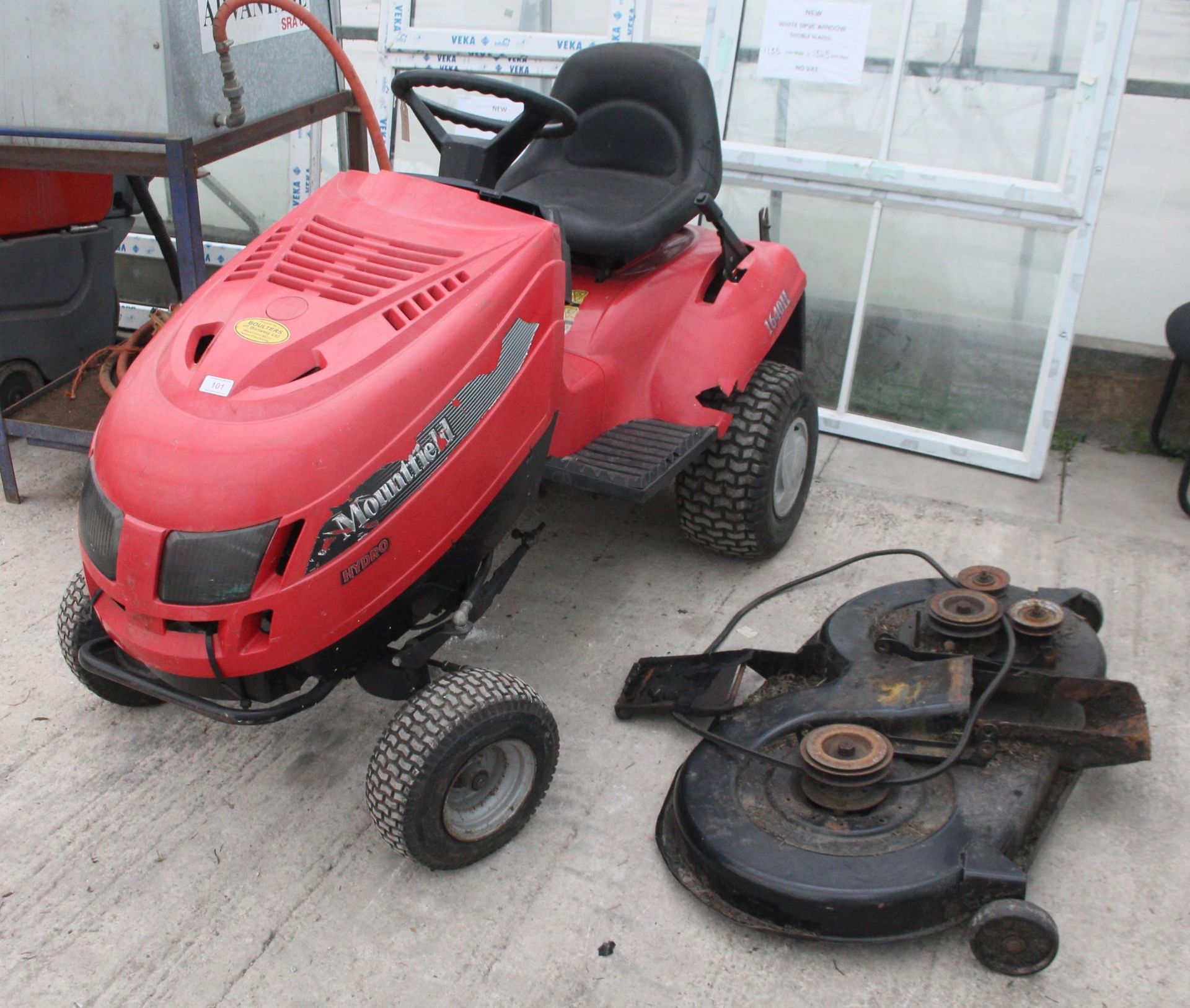 A MOUNFTIELD HYDRO RIDE ON MOWER WITH DECK NO VAT