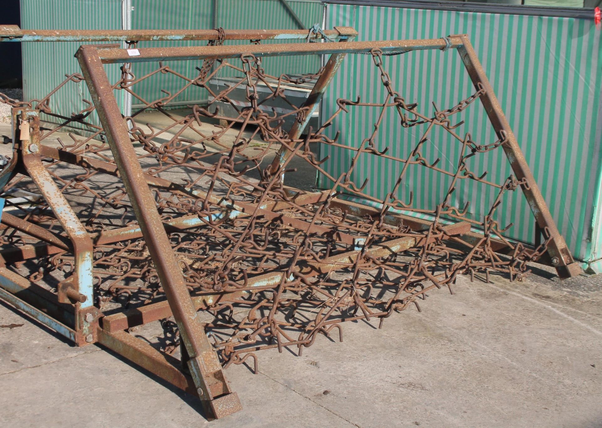 A SET OF CHAIN HARROWS ON A FOLDING FRAME WITH THREE POINT LINKAGE ATTATCHMENTS PLUS VAT - Image 2 of 2