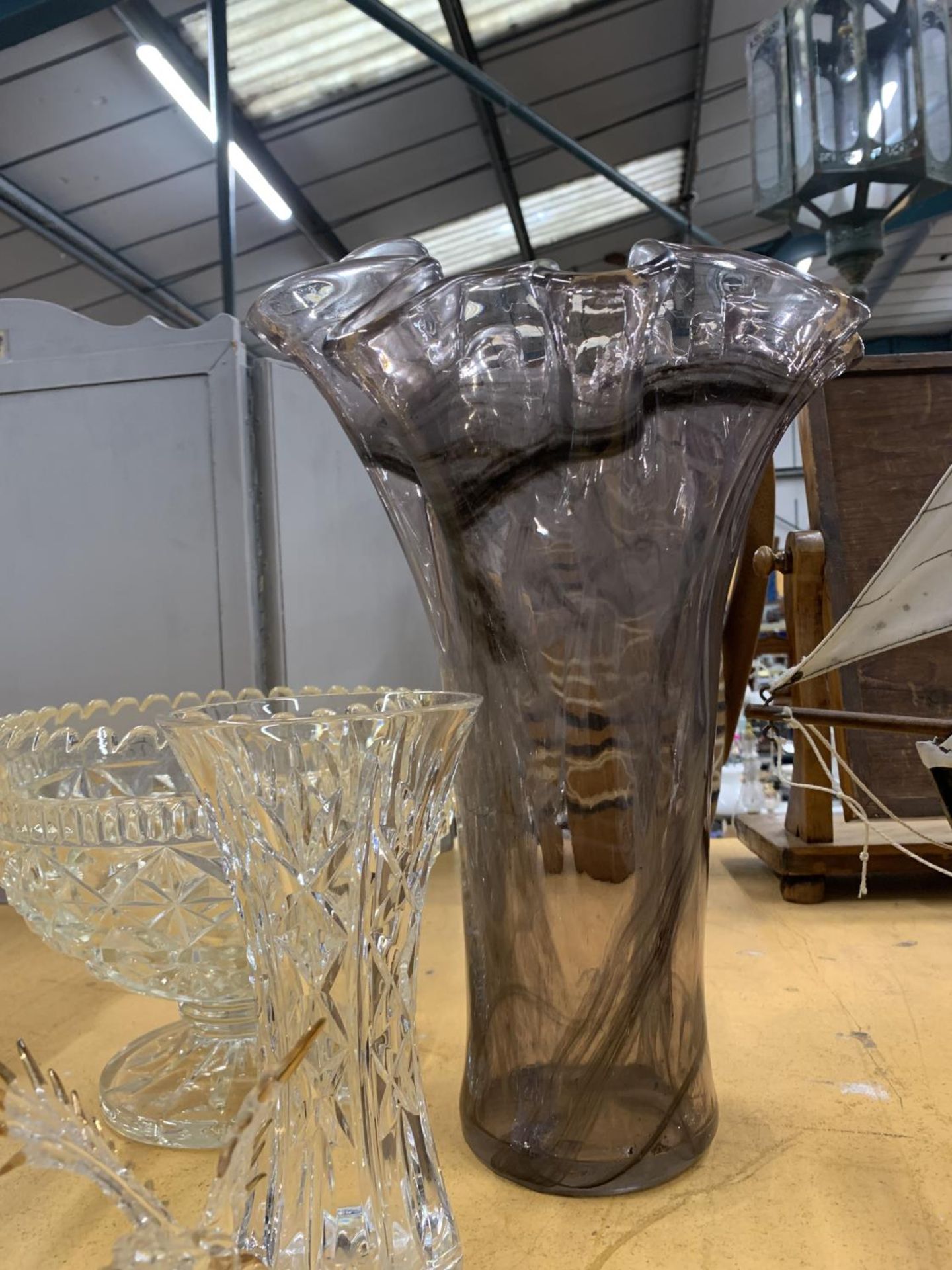 A QUANTITY OF GLASSWARE TO INCLUDE AN ART GLASS VASE WITH FLUTED DETAILING, A LARGE FOOTED CUT GLASS - Image 3 of 4