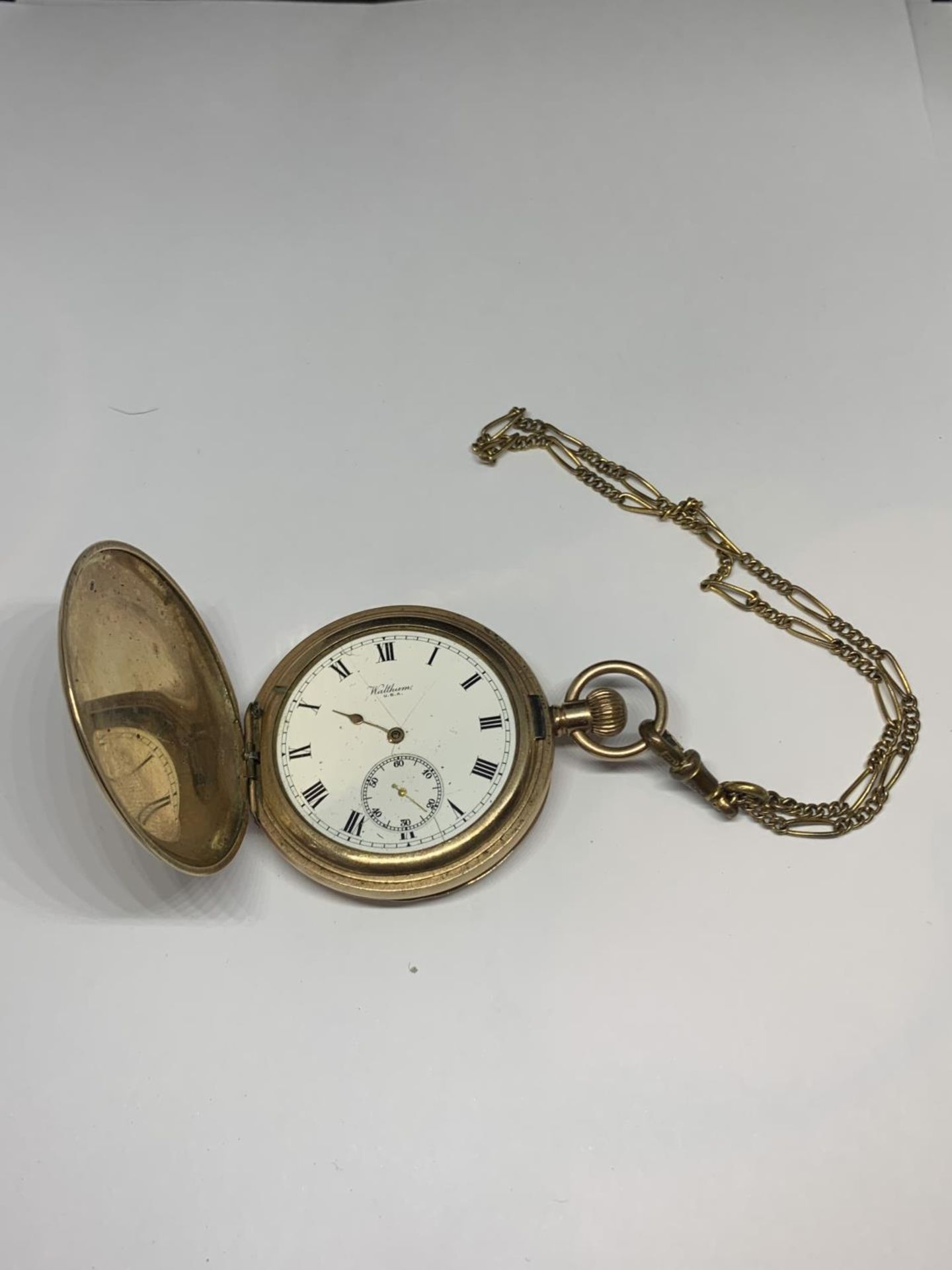 A WALTHAM GOLD PLATED FULL HUNTER POCKET WATCH WITH YELLOW METAL CHAIN